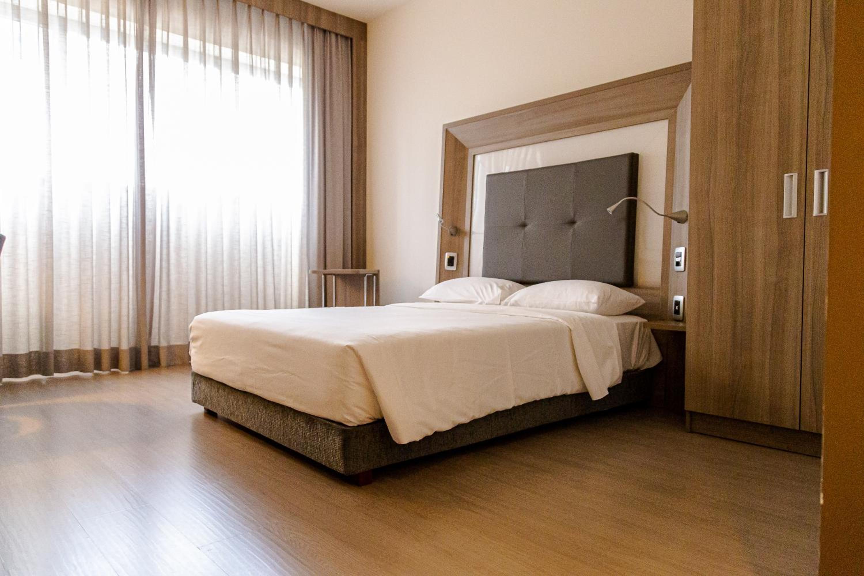 Standard Double Room - Disability Access thumbnail 6