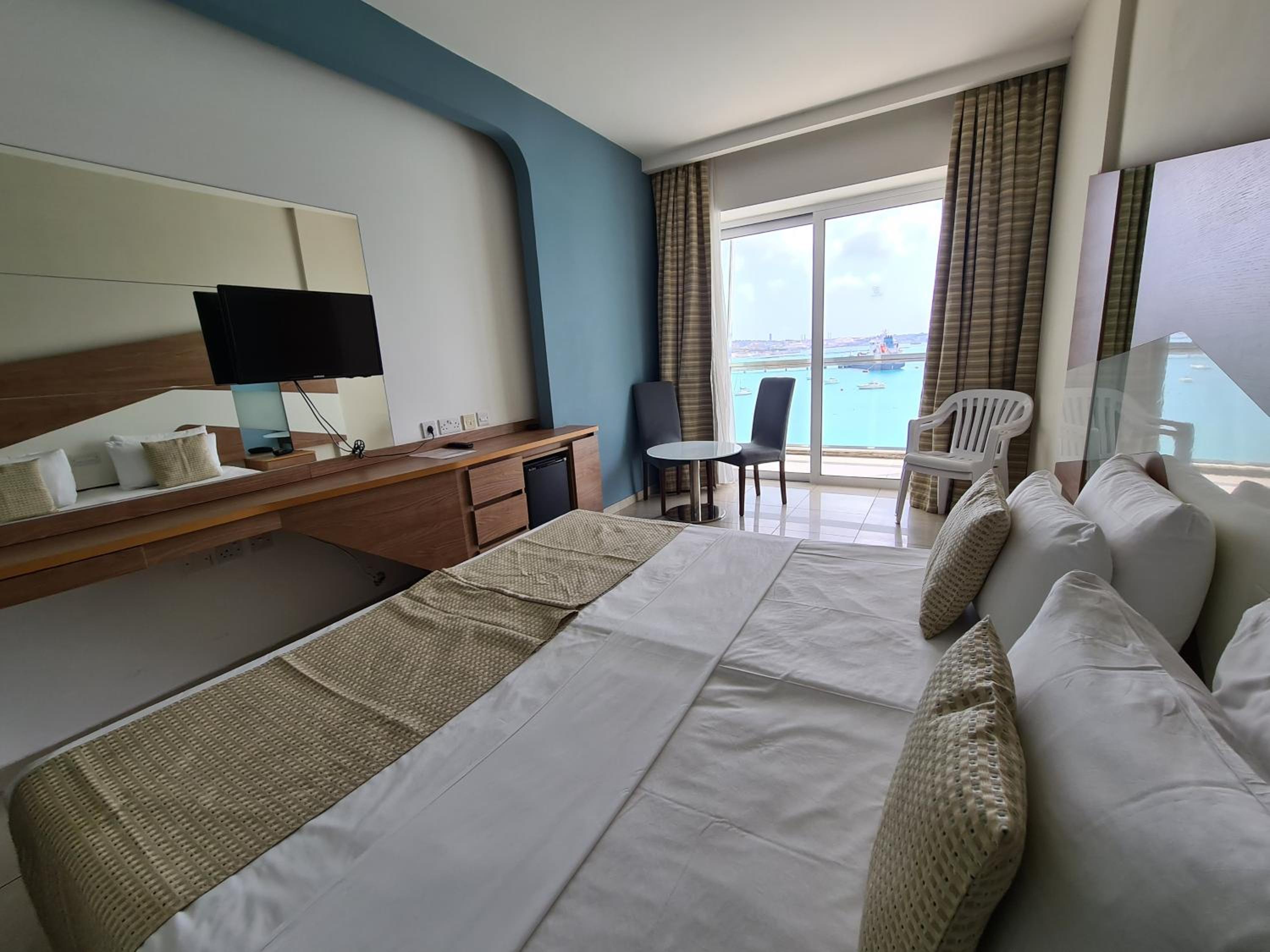 Double or Twin Room with Sea View photo 2