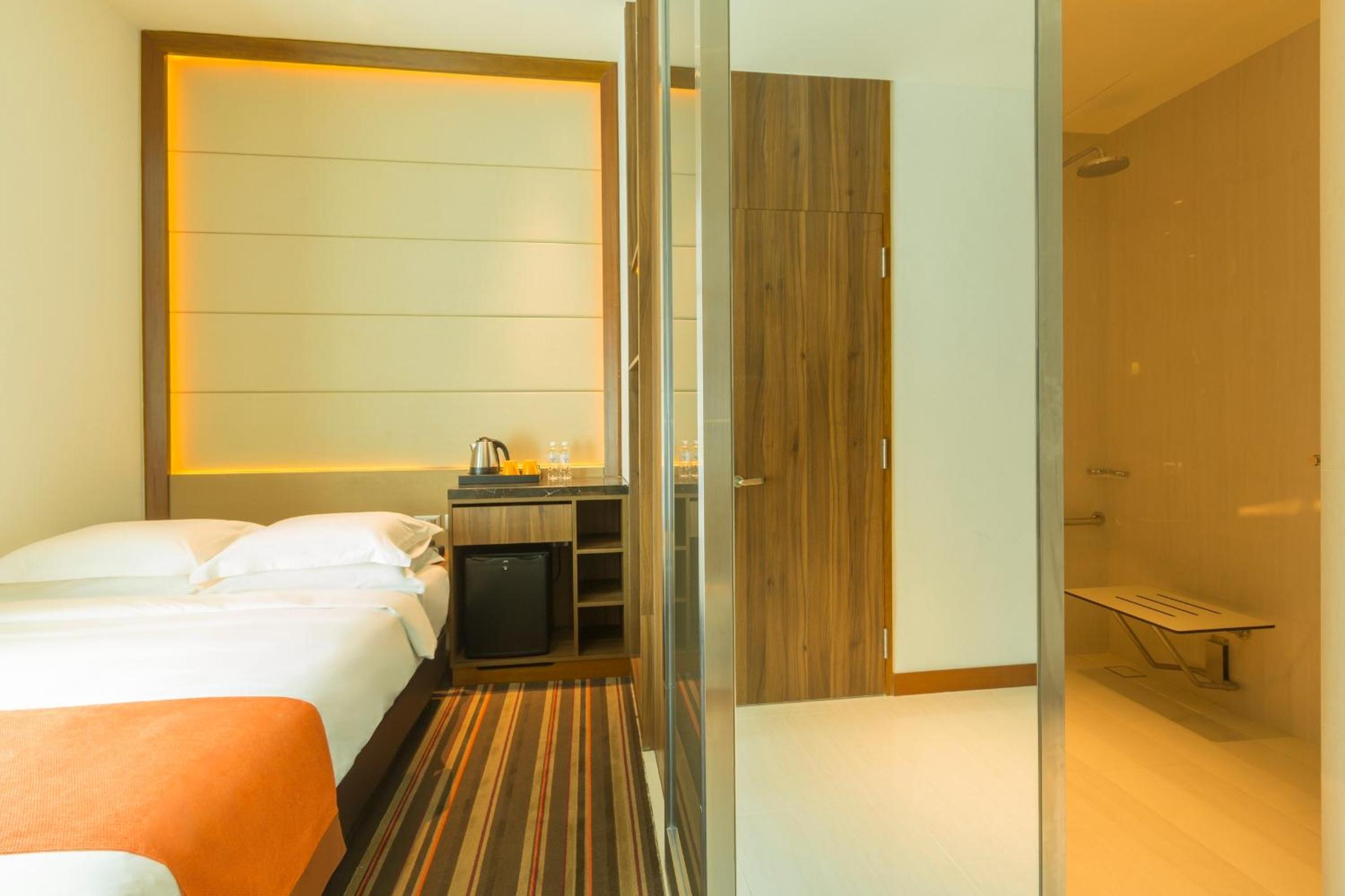Standard Queen Room with Free Breakfast - Top Floor/Accessible