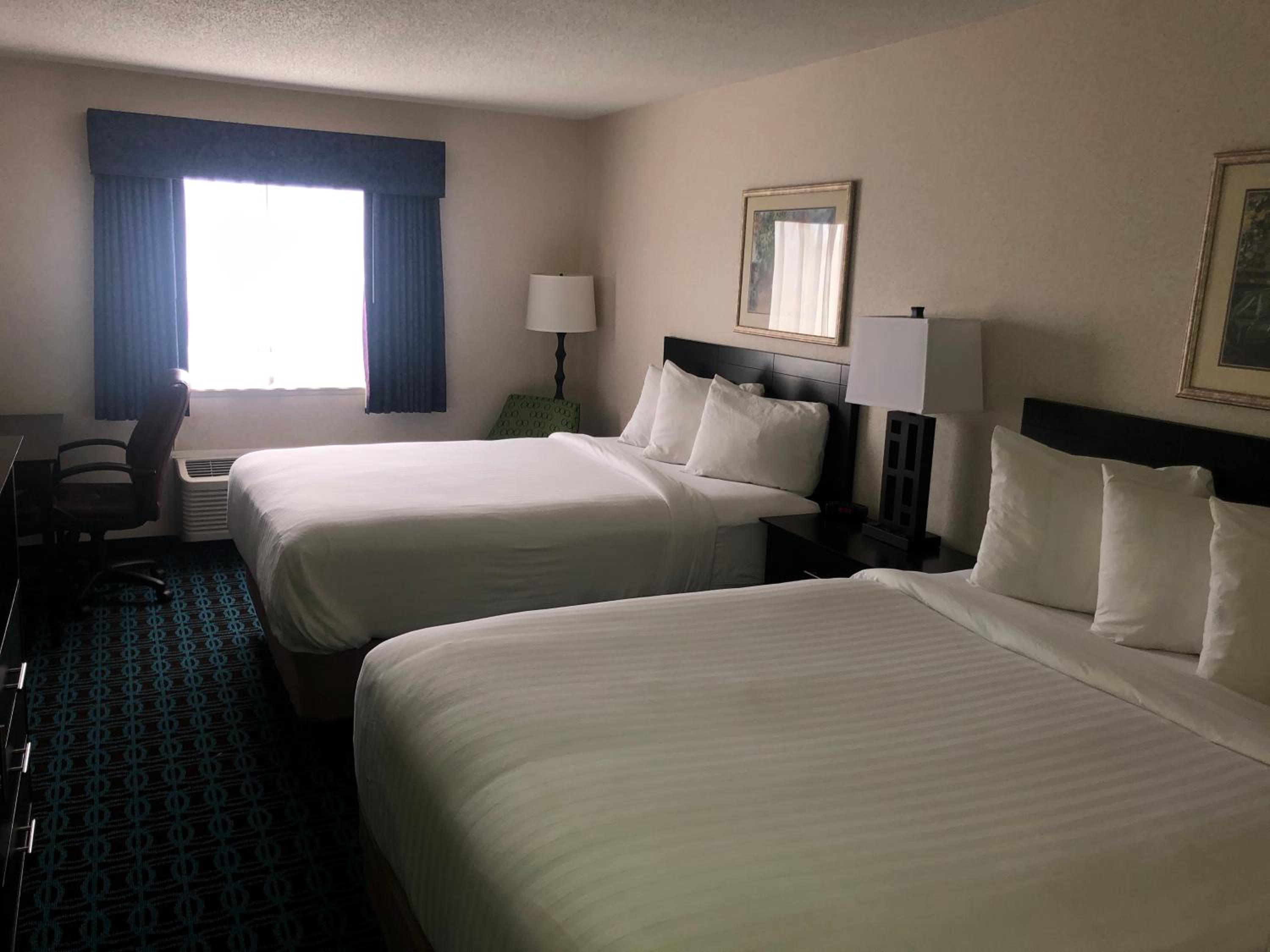Queen Room with Two Queen Beds - Non-Smoking - Photo 3