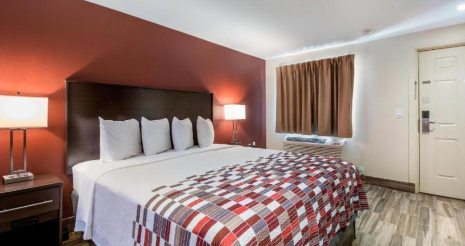Deluxe King Room - Disability Access/Smoke Free - Photo 1