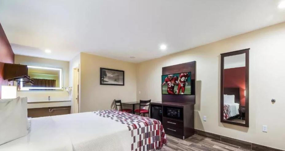 Deluxe King Room - Disability Access/Roll In Shower - Smoke Free photo 2