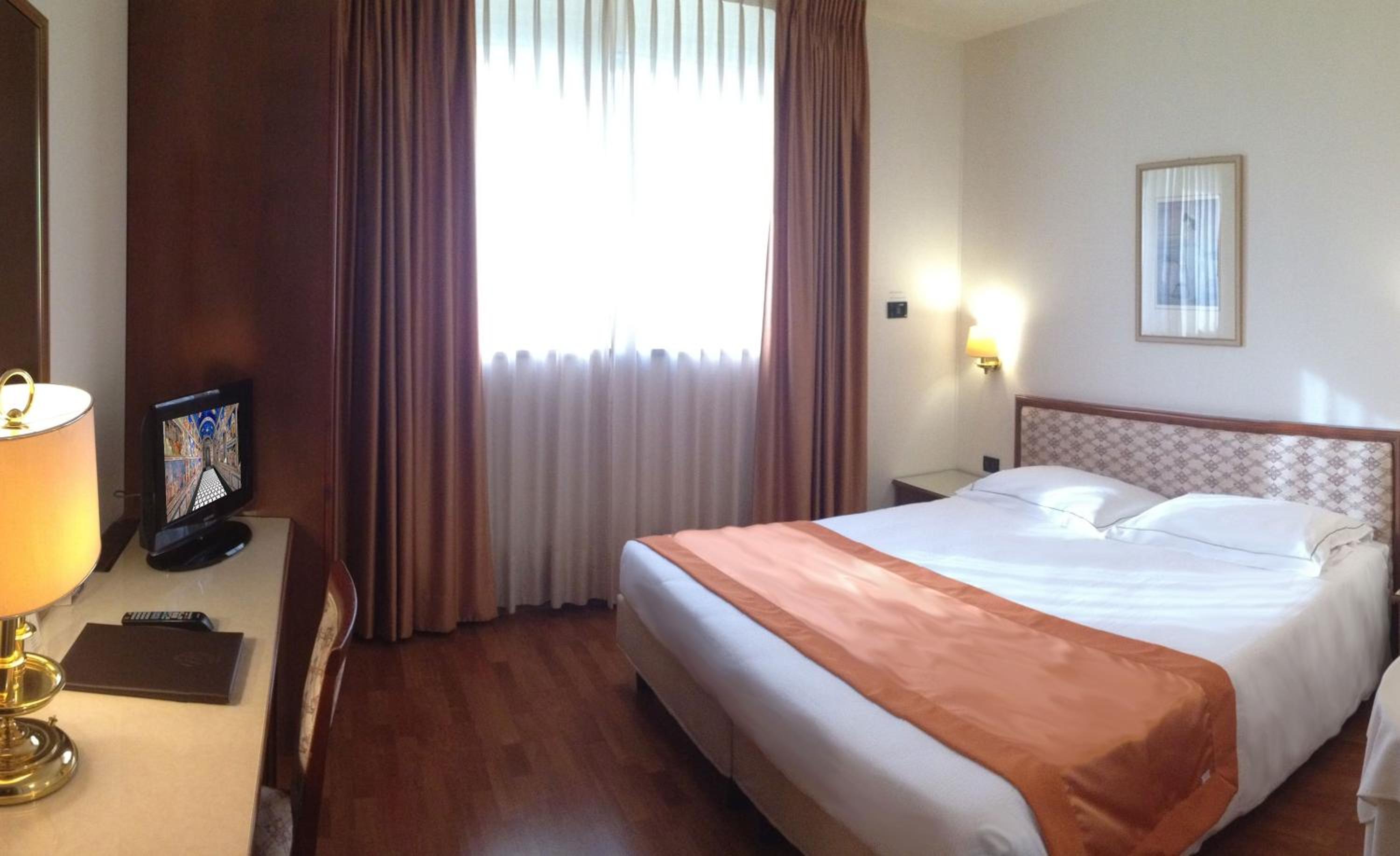 Double or Twin Room - Photo 9