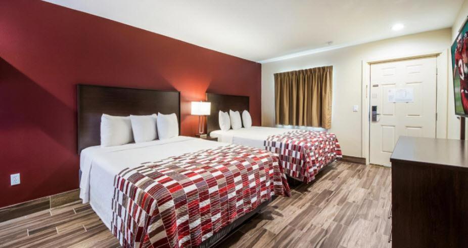Deluxe Queen Room with Two Queen Beds - Smoke Free - Photo 3