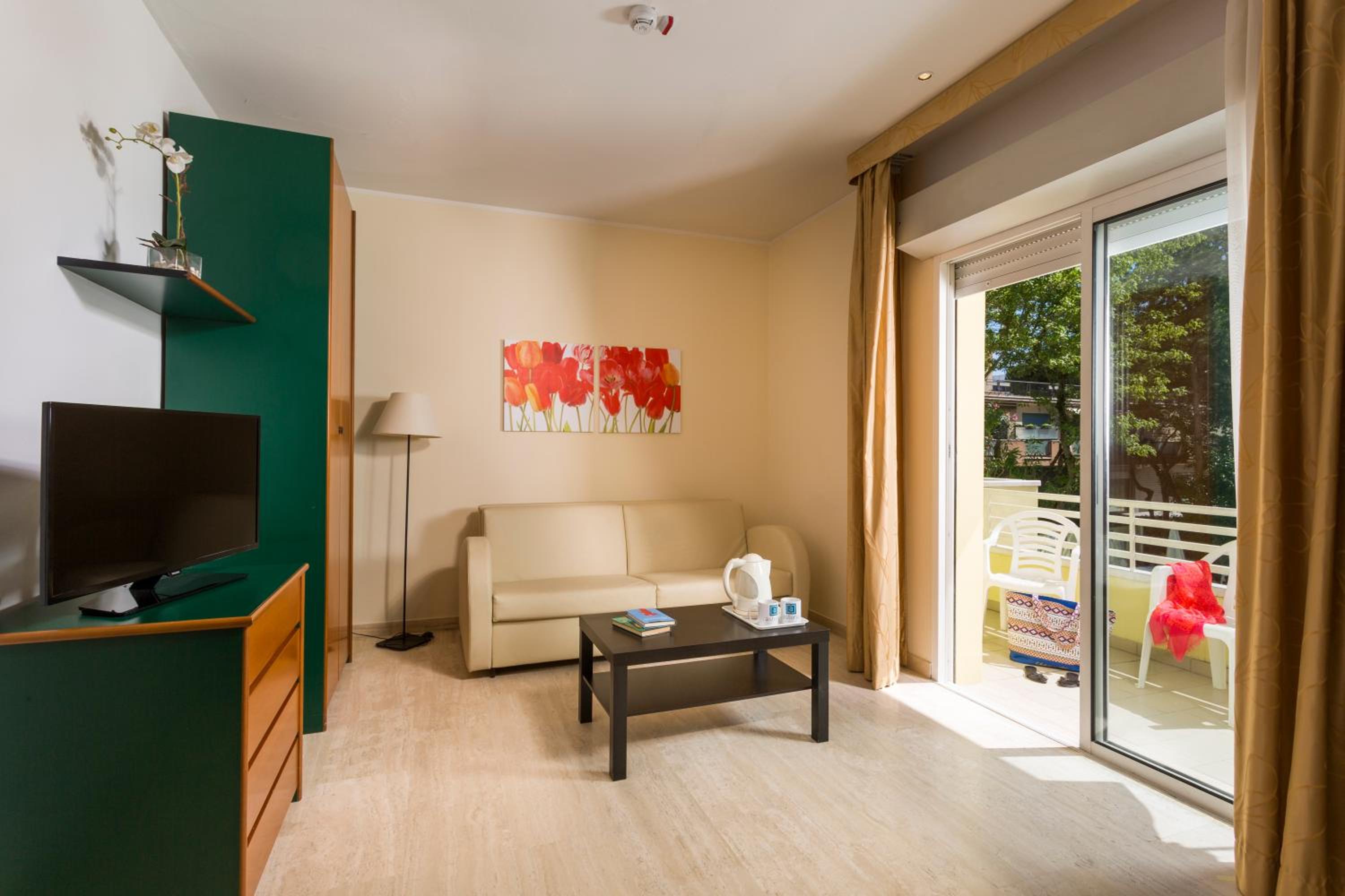 Suite with Balcony - Photo 4