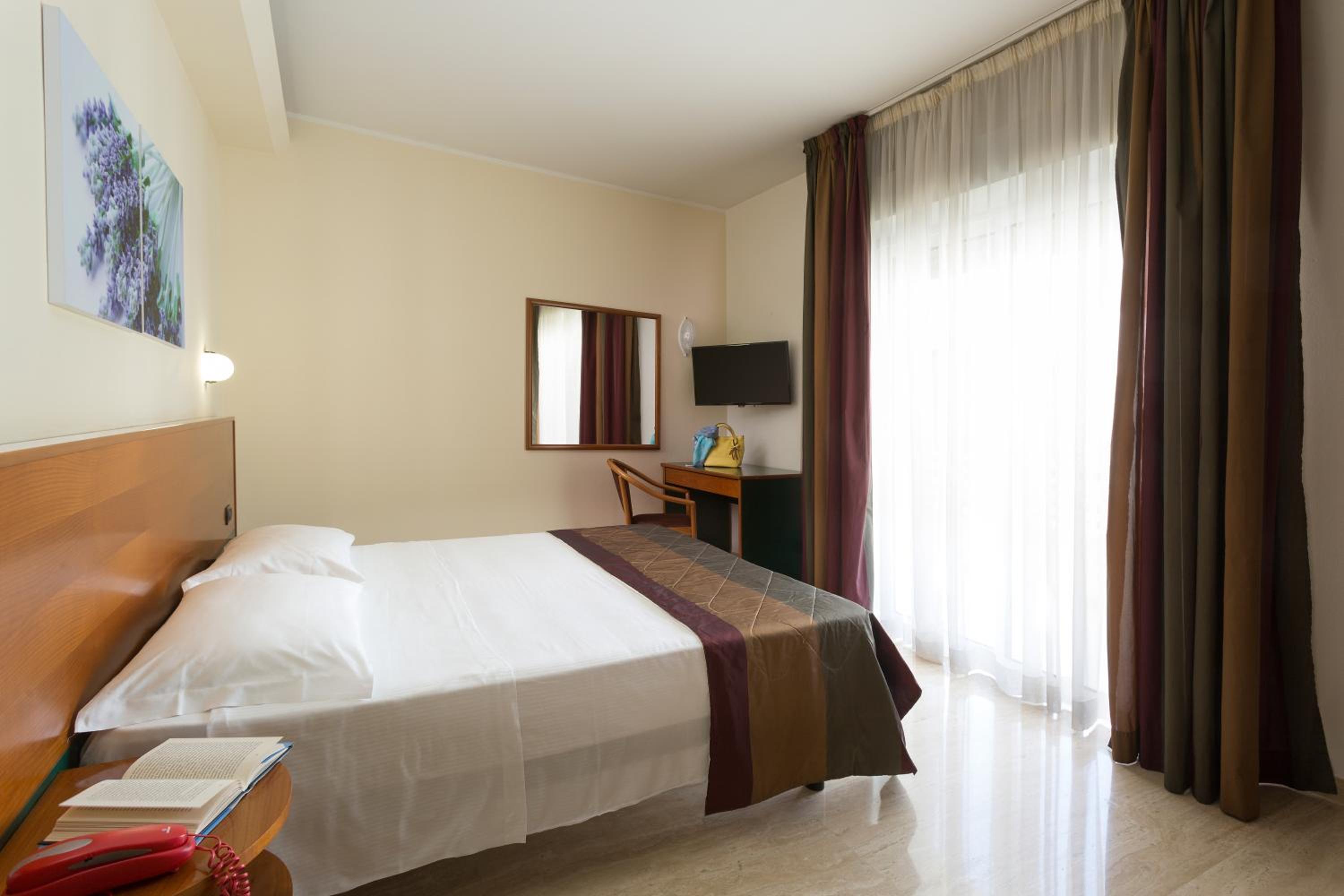 Suite with Balcony - Photo 5