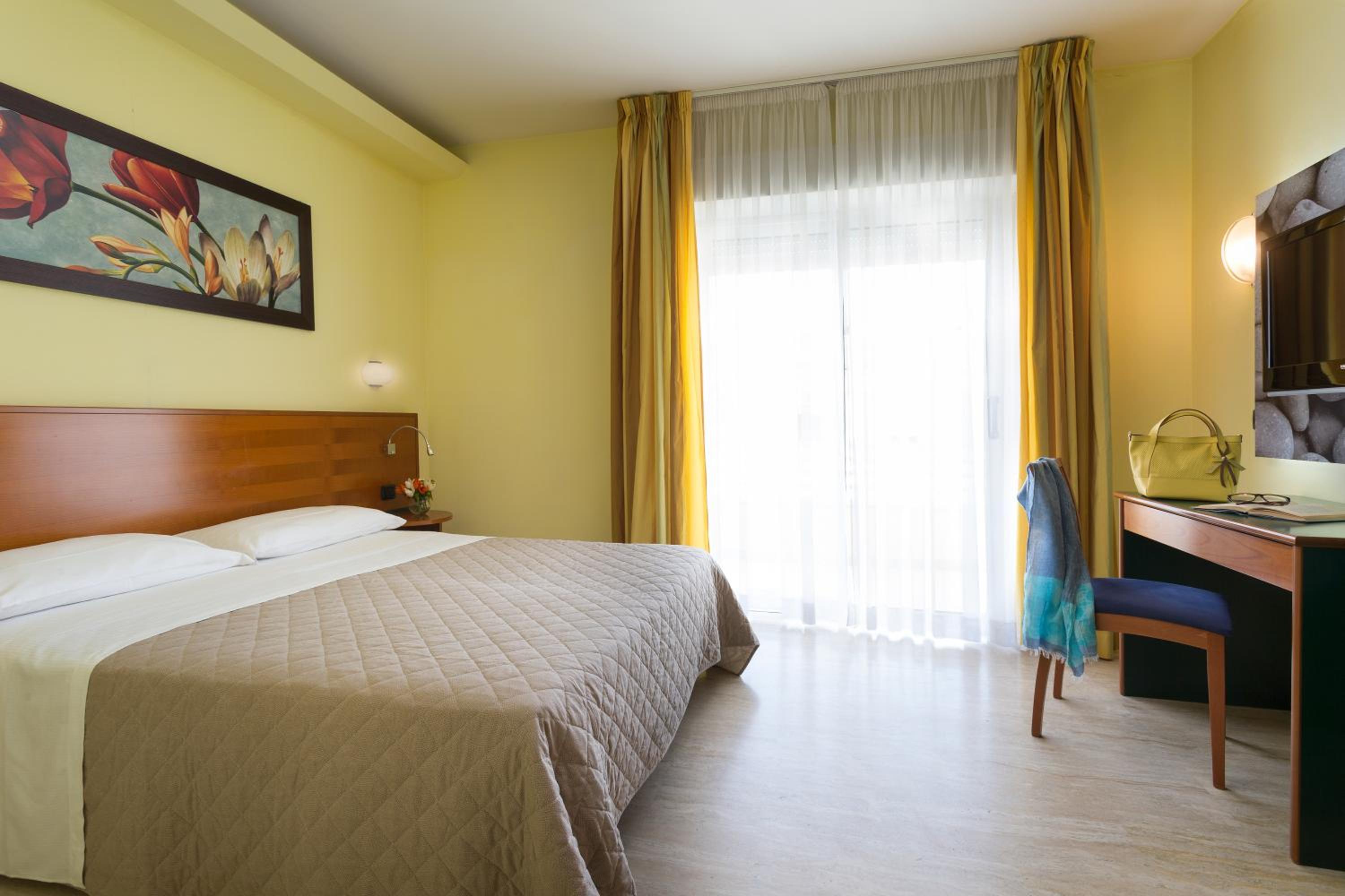 Suite with Balcony - Photo 6