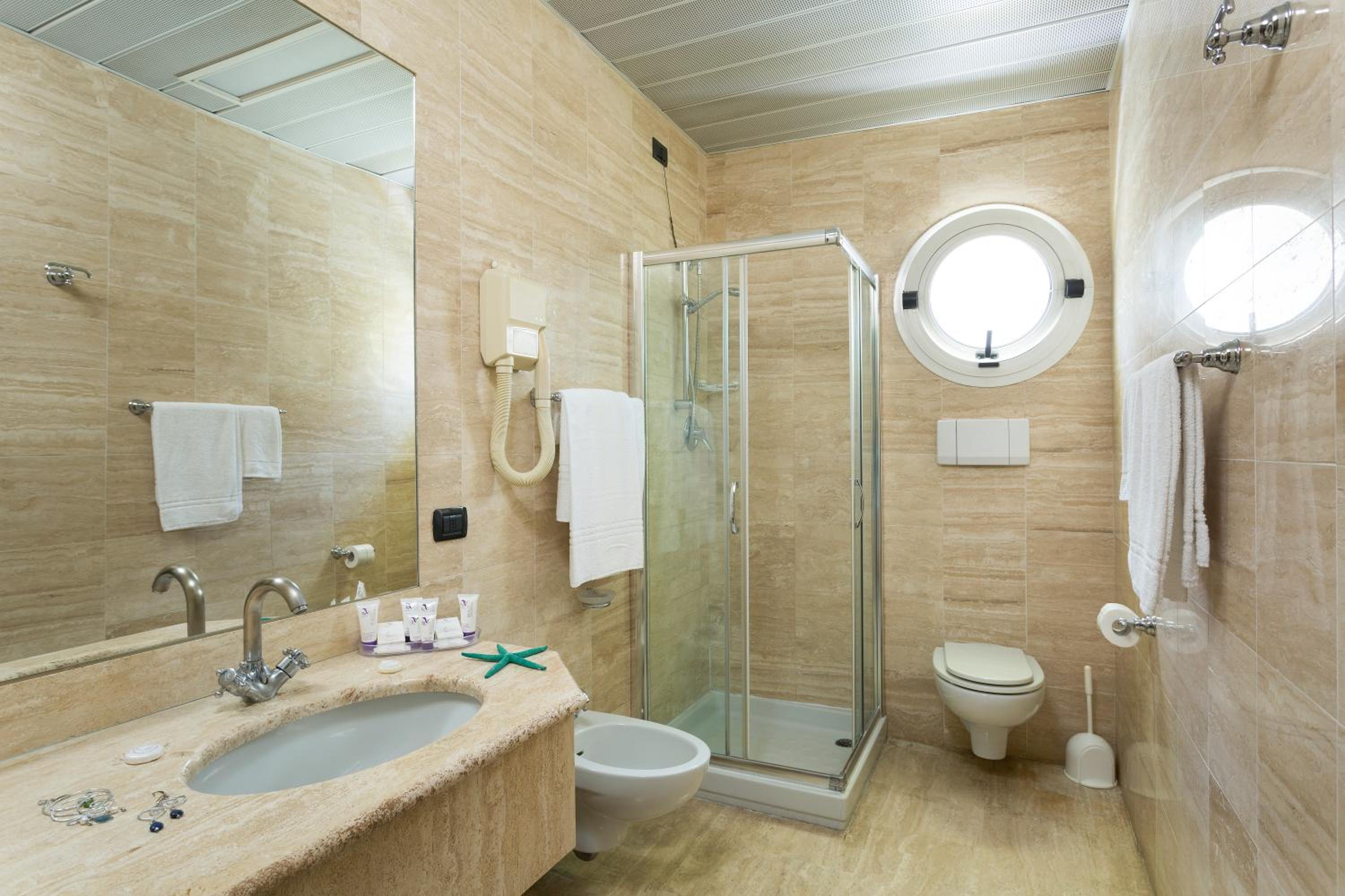 Suite with Balcony - Photo 7