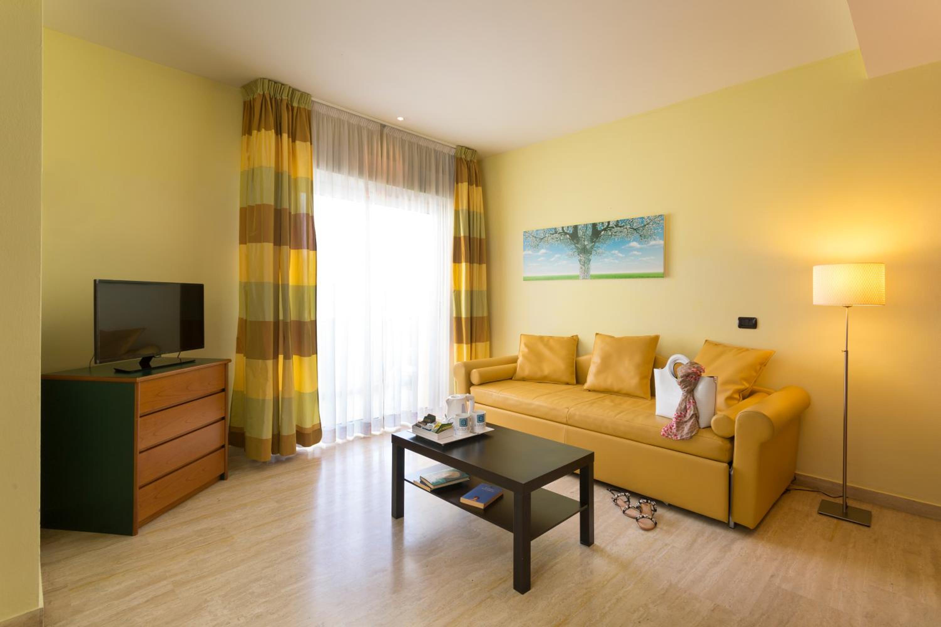 Suite with Balcony - Photo 8
