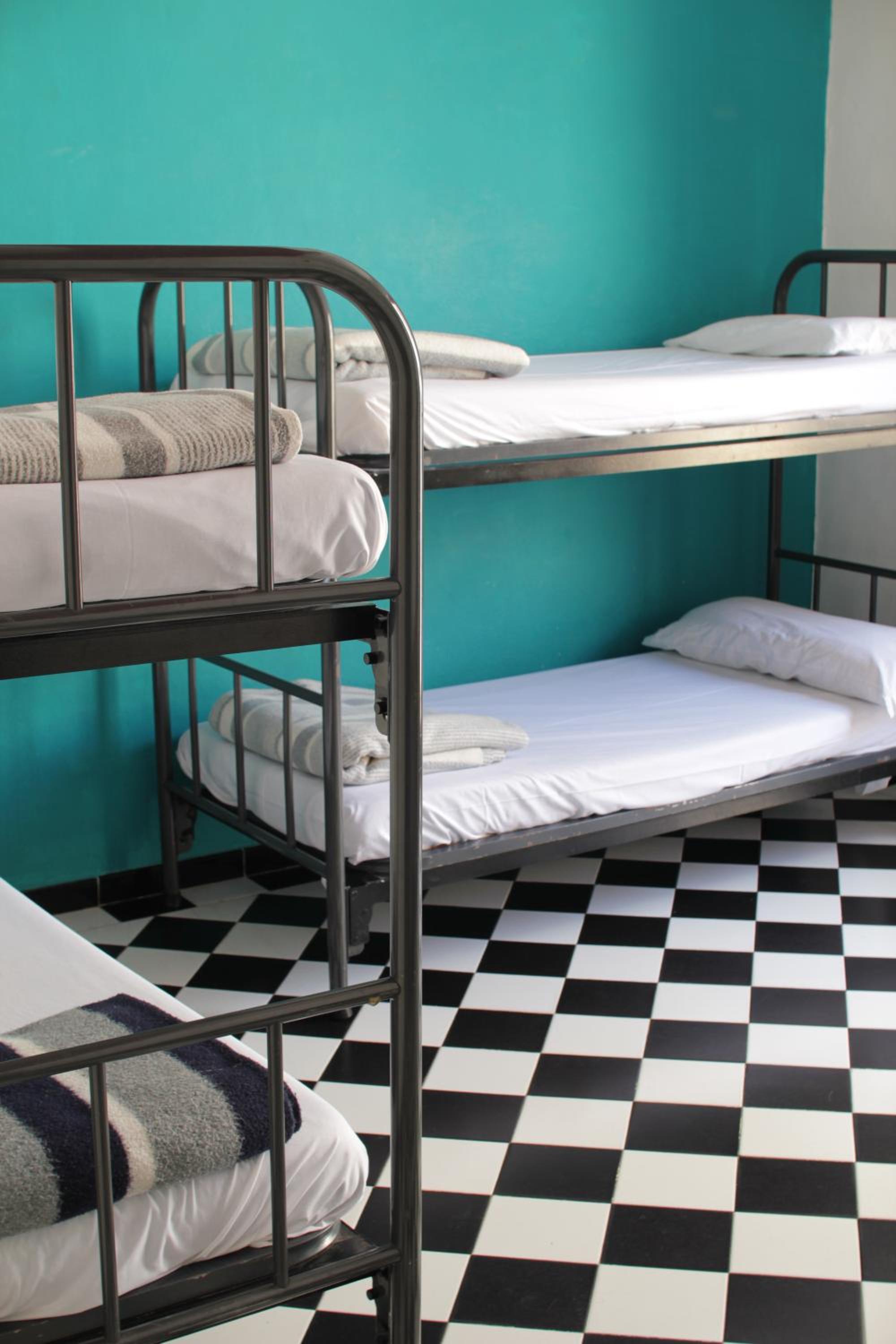 Cama en habitación compartida de 4 camas con baño compartido.