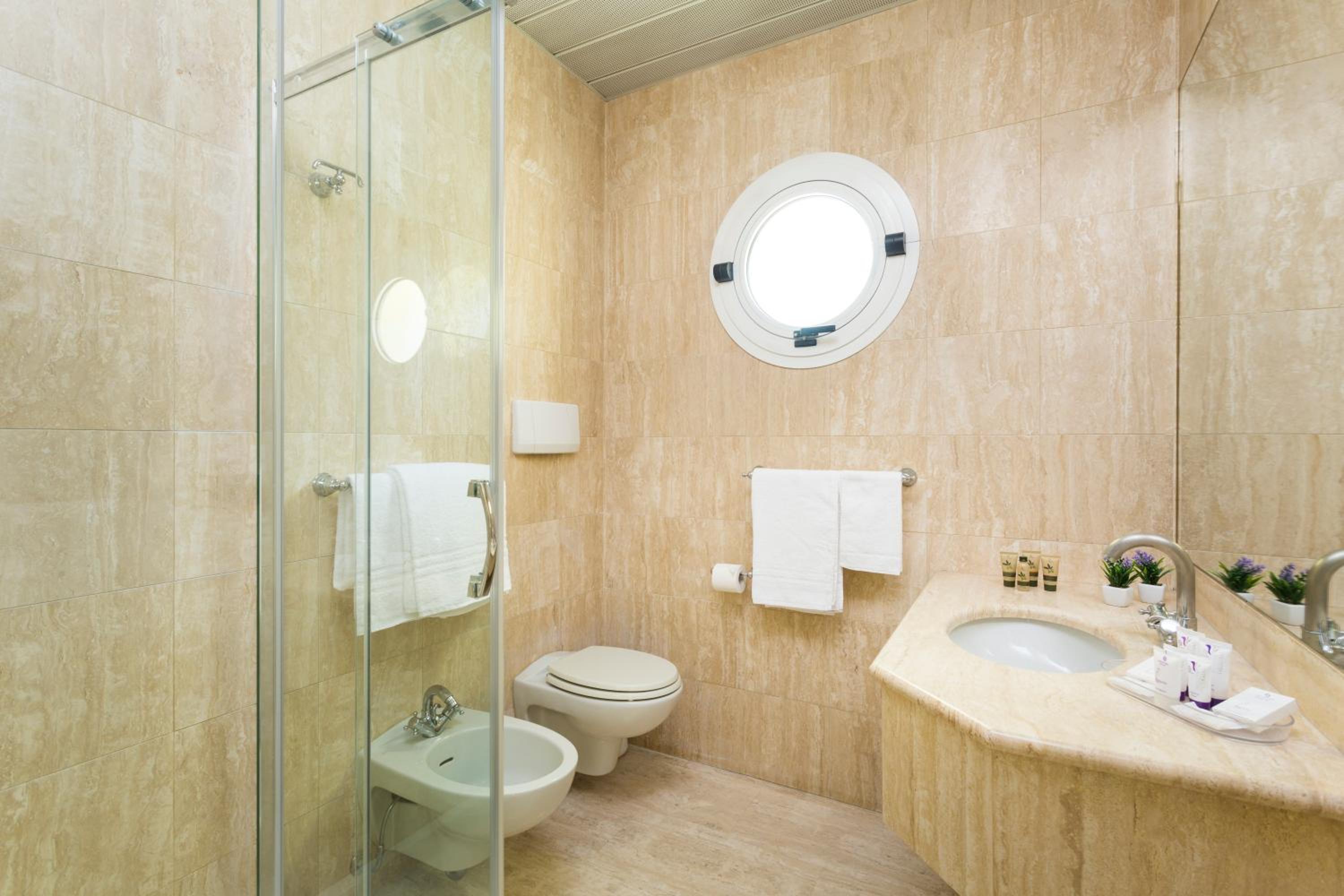 Suite with Balcony - Photo 9