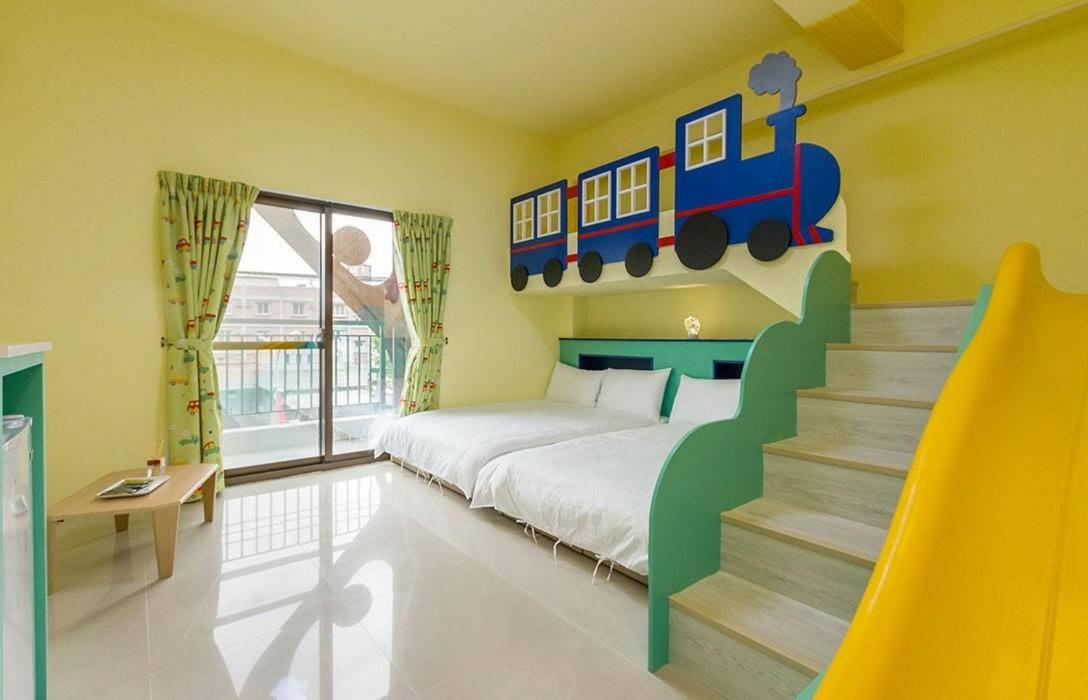 Family Room with Balcony photo 3