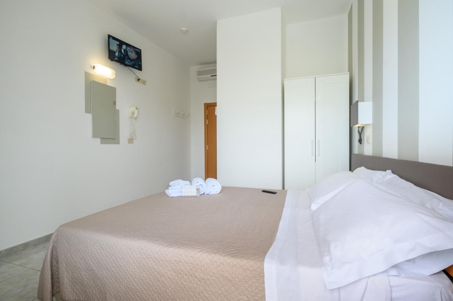 Double or Twin Room - Photo 7