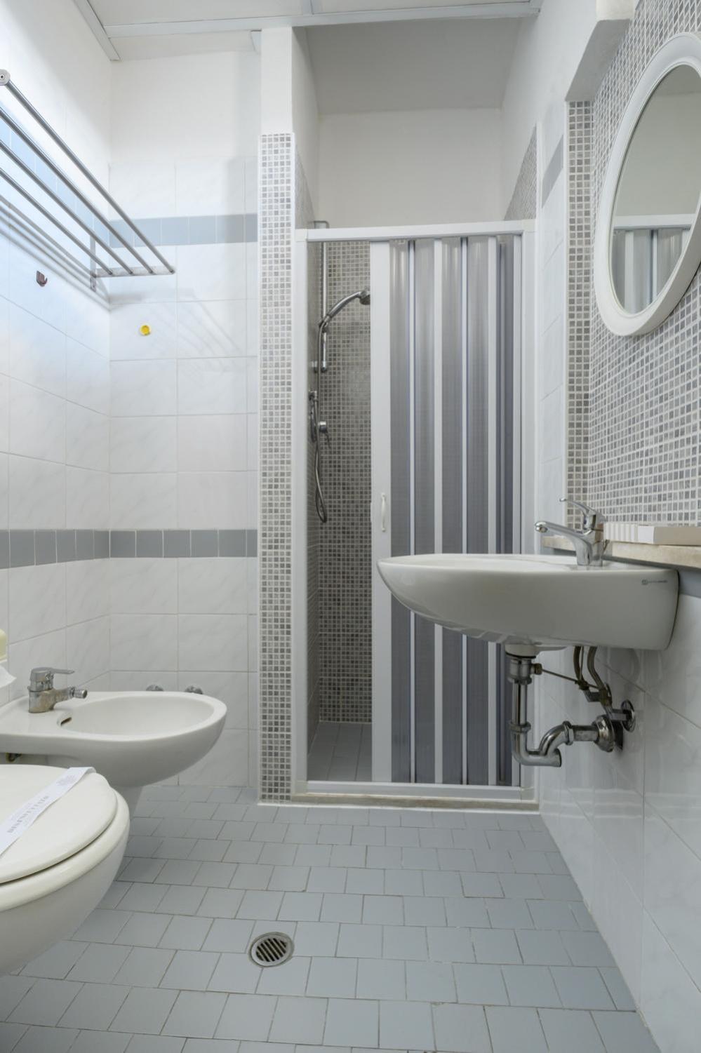 Double or Twin Room with Balcony - Photo 12