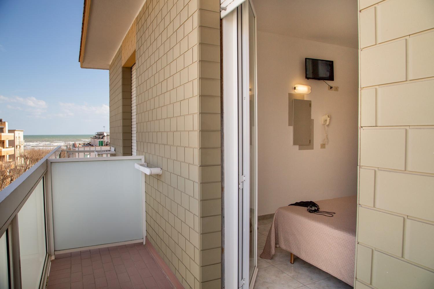 Double or Twin Room with Balcony - Photo 13