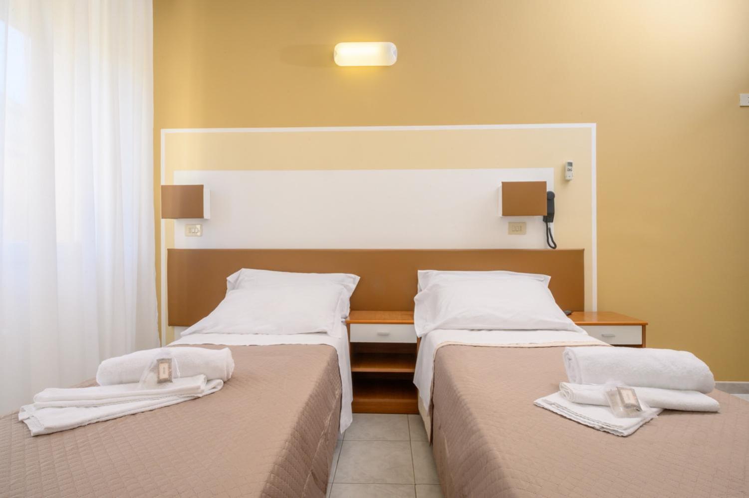 Double or Twin Room with Balcony - Photo 5
