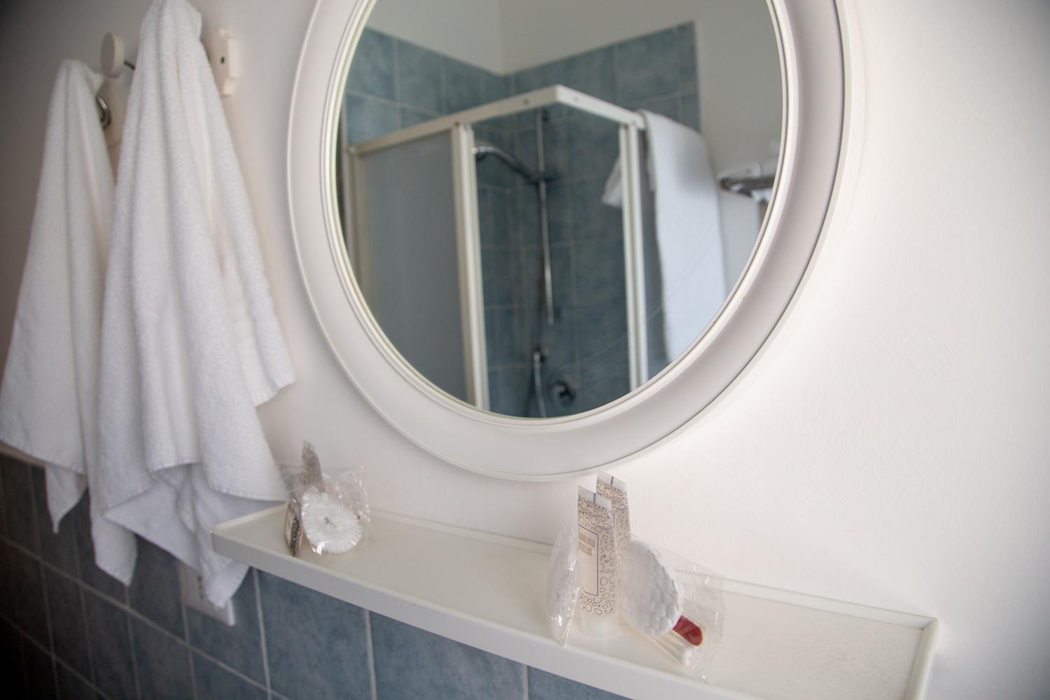 Double or Twin Room with Balcony - Photo 11
