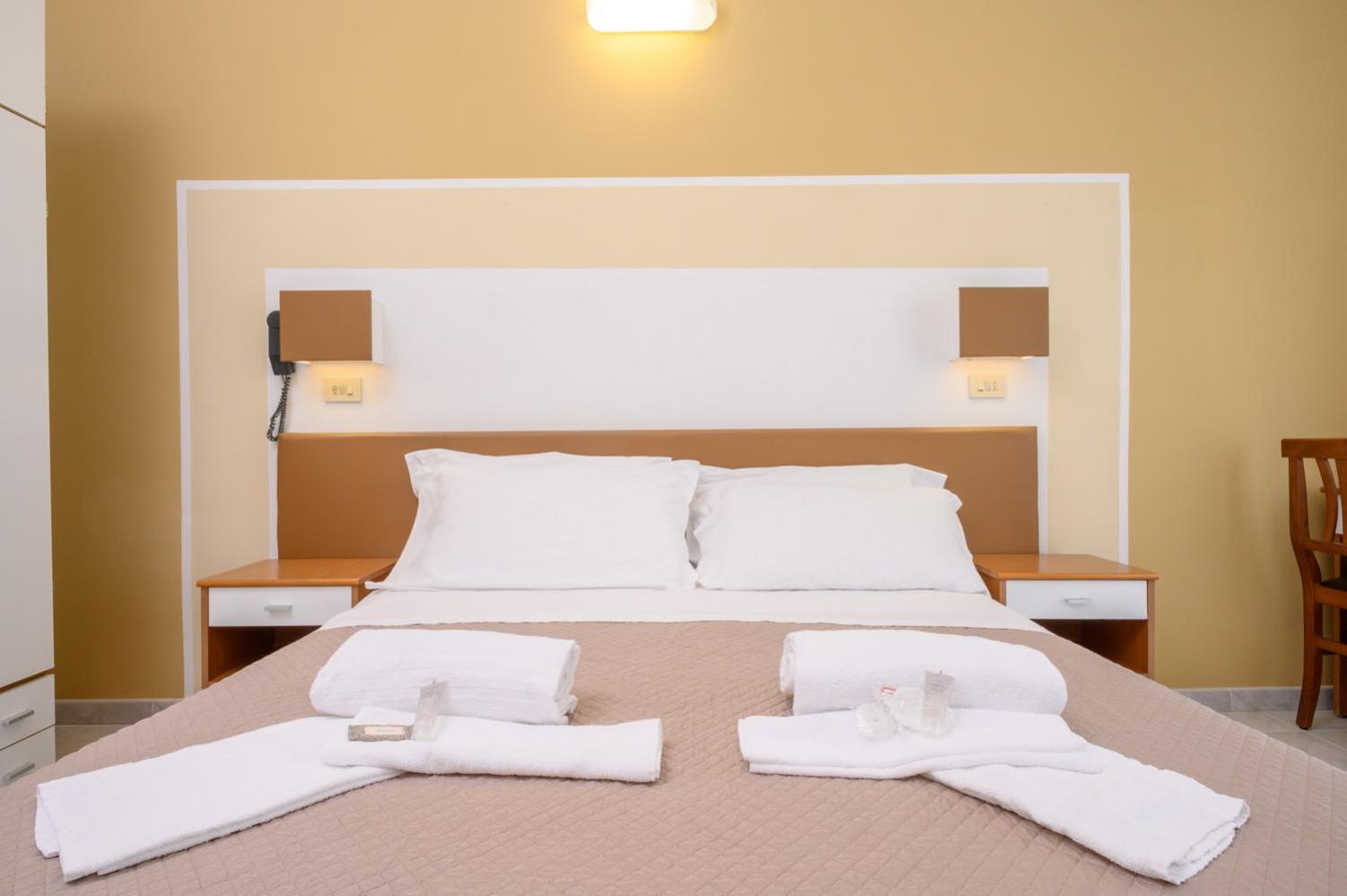 Double or Twin Room with Balcony - Photo 4