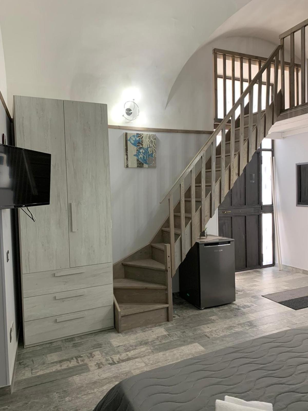 One-Bedroom Apartment - Photo 7