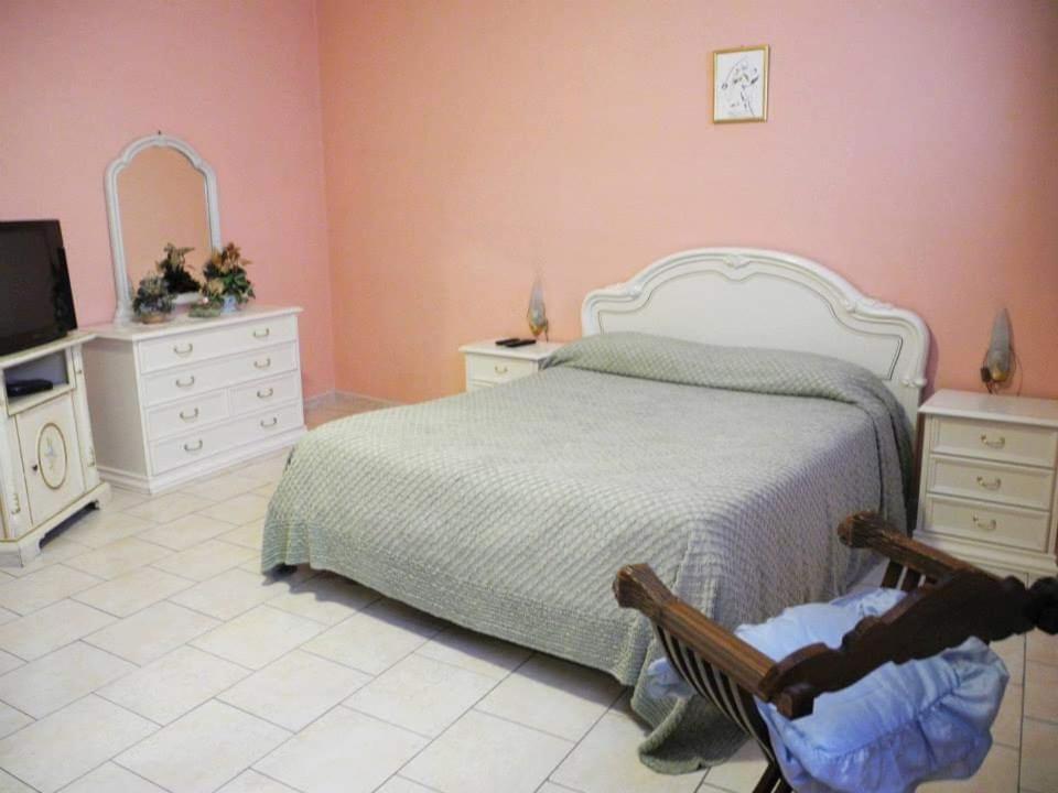 One-Bedroom Apartment - Photo 1