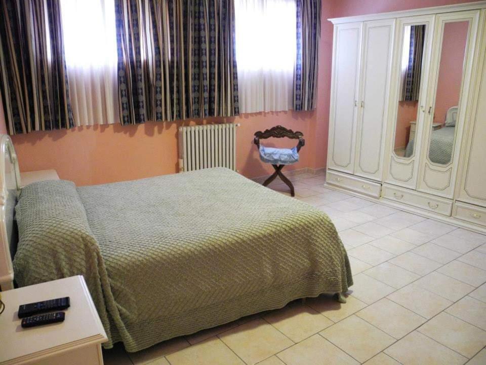 One-Bedroom Apartment - Photo 2