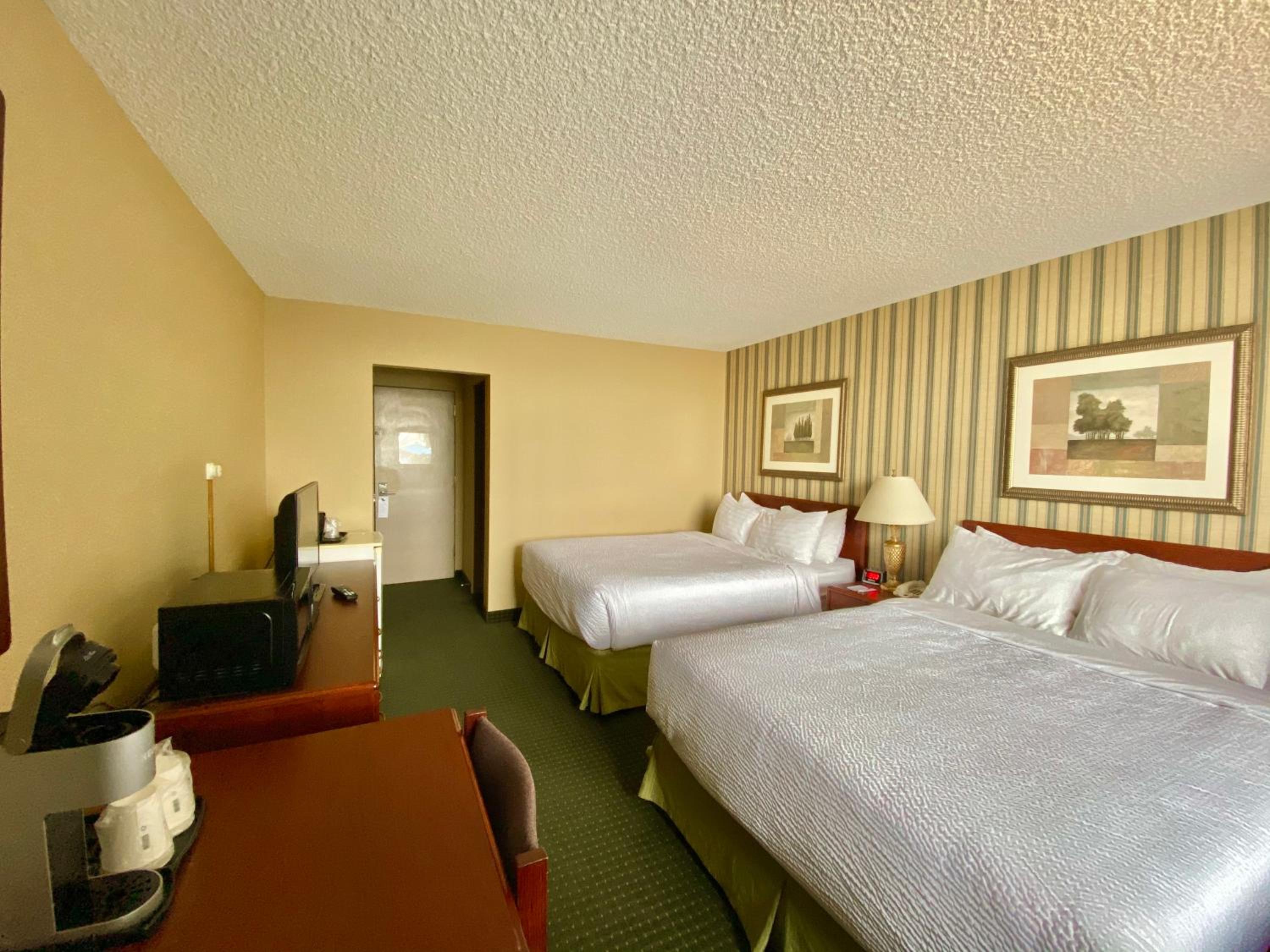 2 Queen Bed, Non-Smoking photo 3