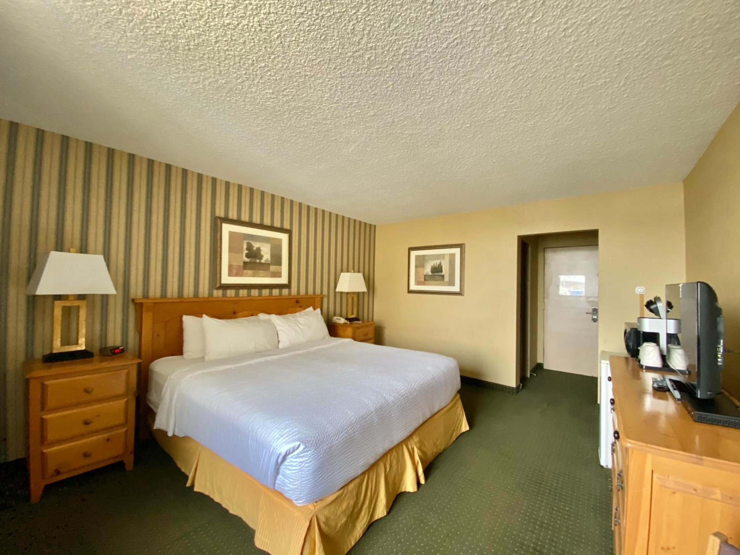 Superior King Suite - Non-Smoking photo 2