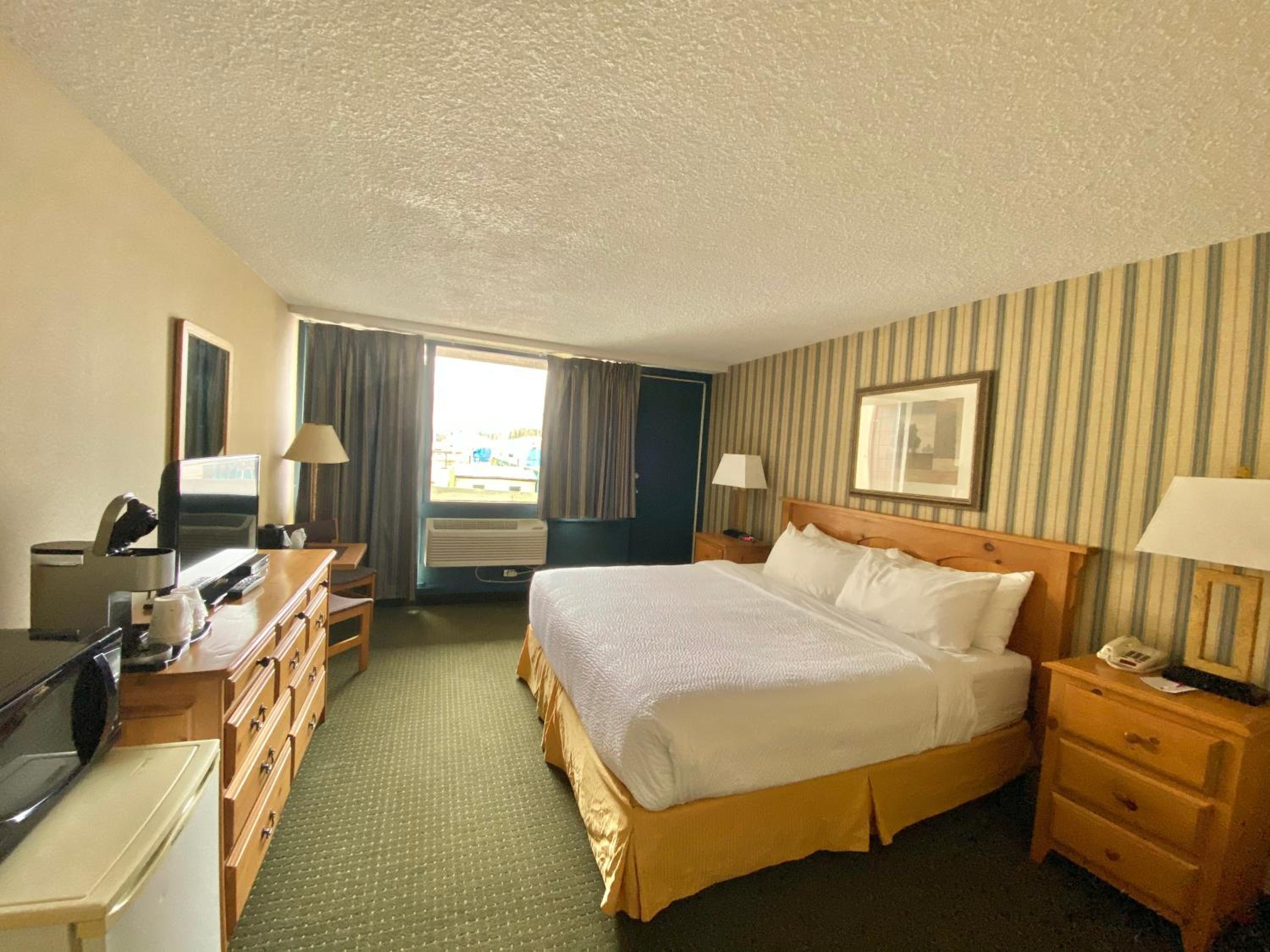 King Room - Non-Smoking photo 2