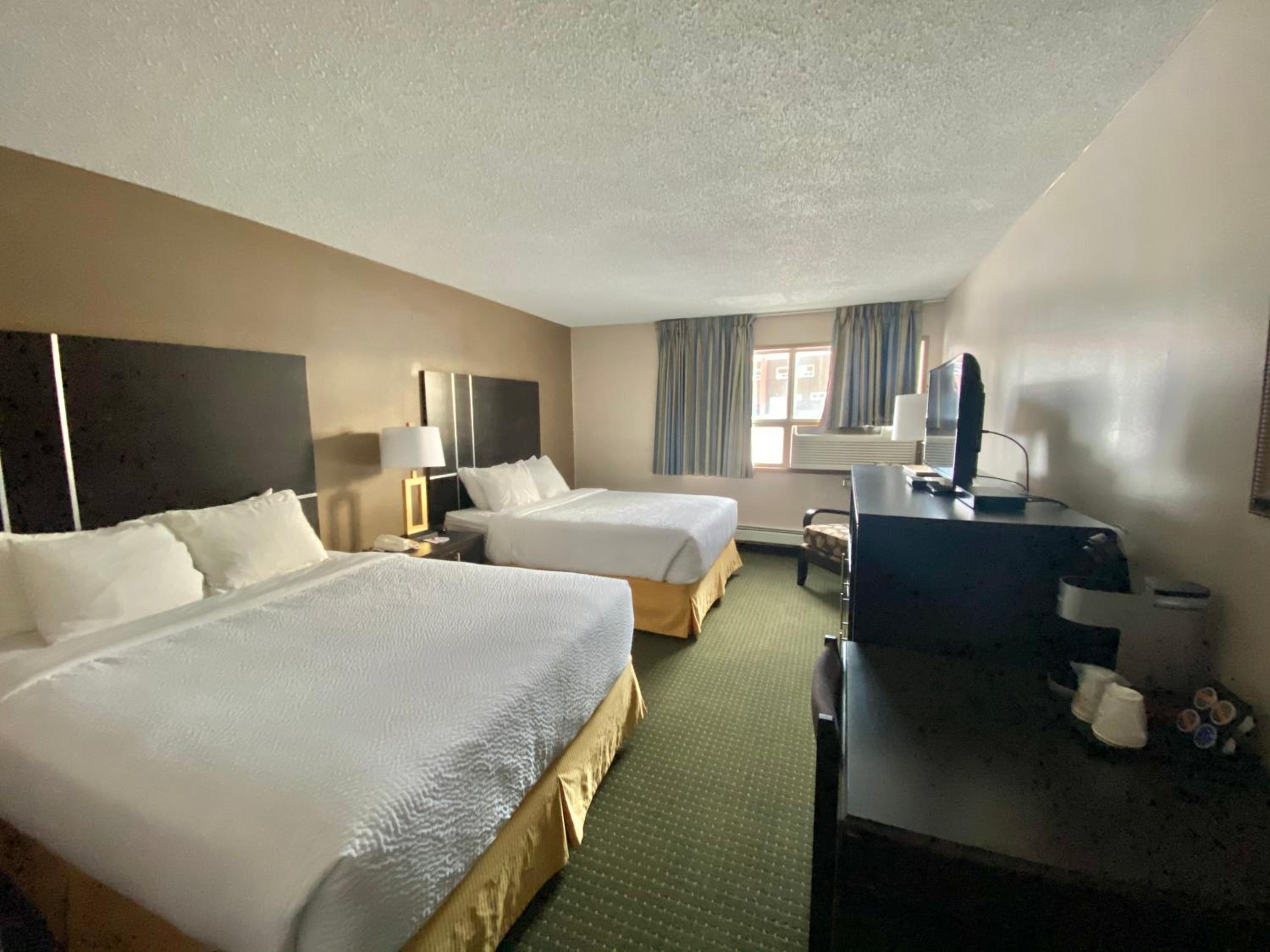 Queen Room with Two Queen Beds and Balcony - Non-Smoking photo 3