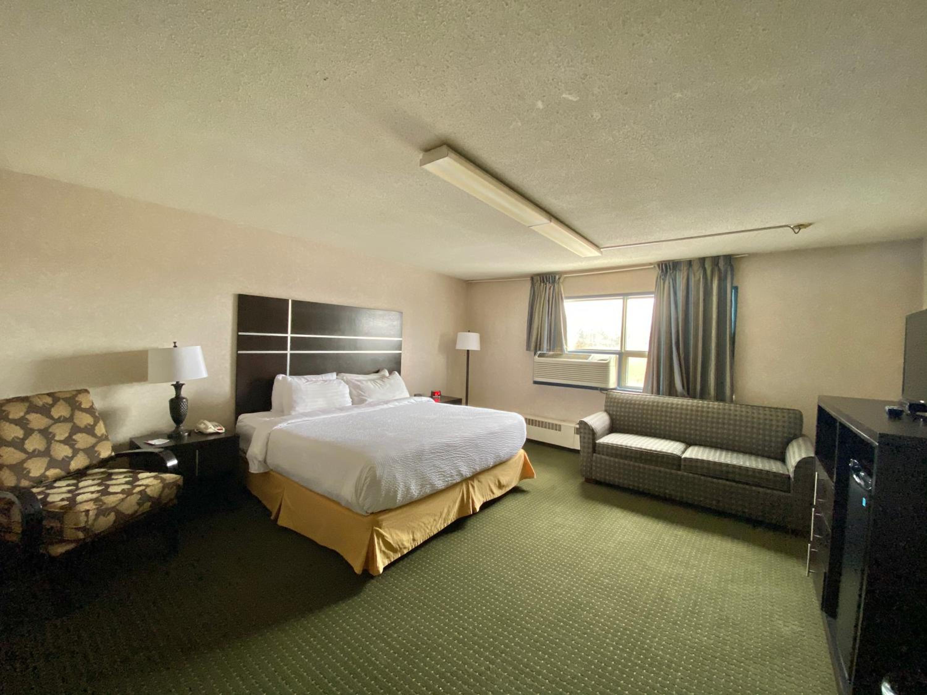 Deluxe King Suite - Non-Smoking photo 3