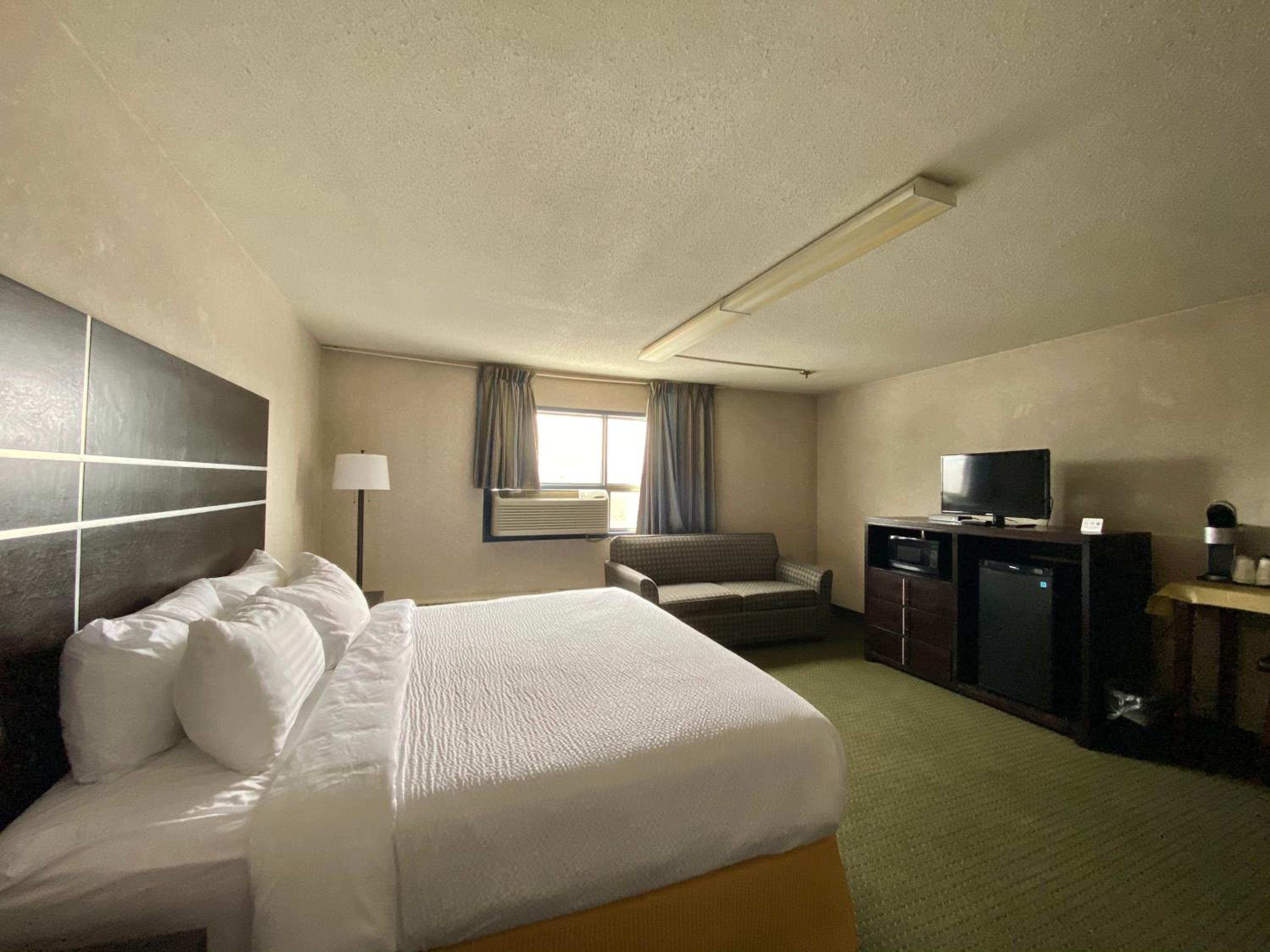 Deluxe King Suite - Non-Smoking