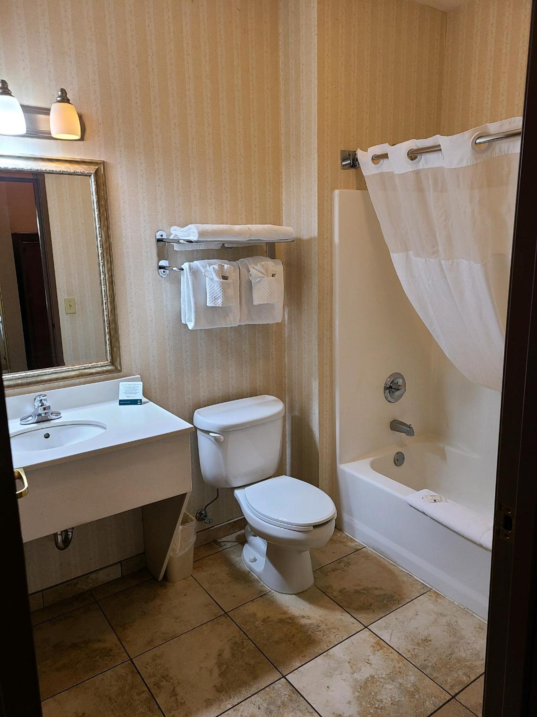 Standard Queen Room with Two Queen Beds - Non Smoking  - Photo 10