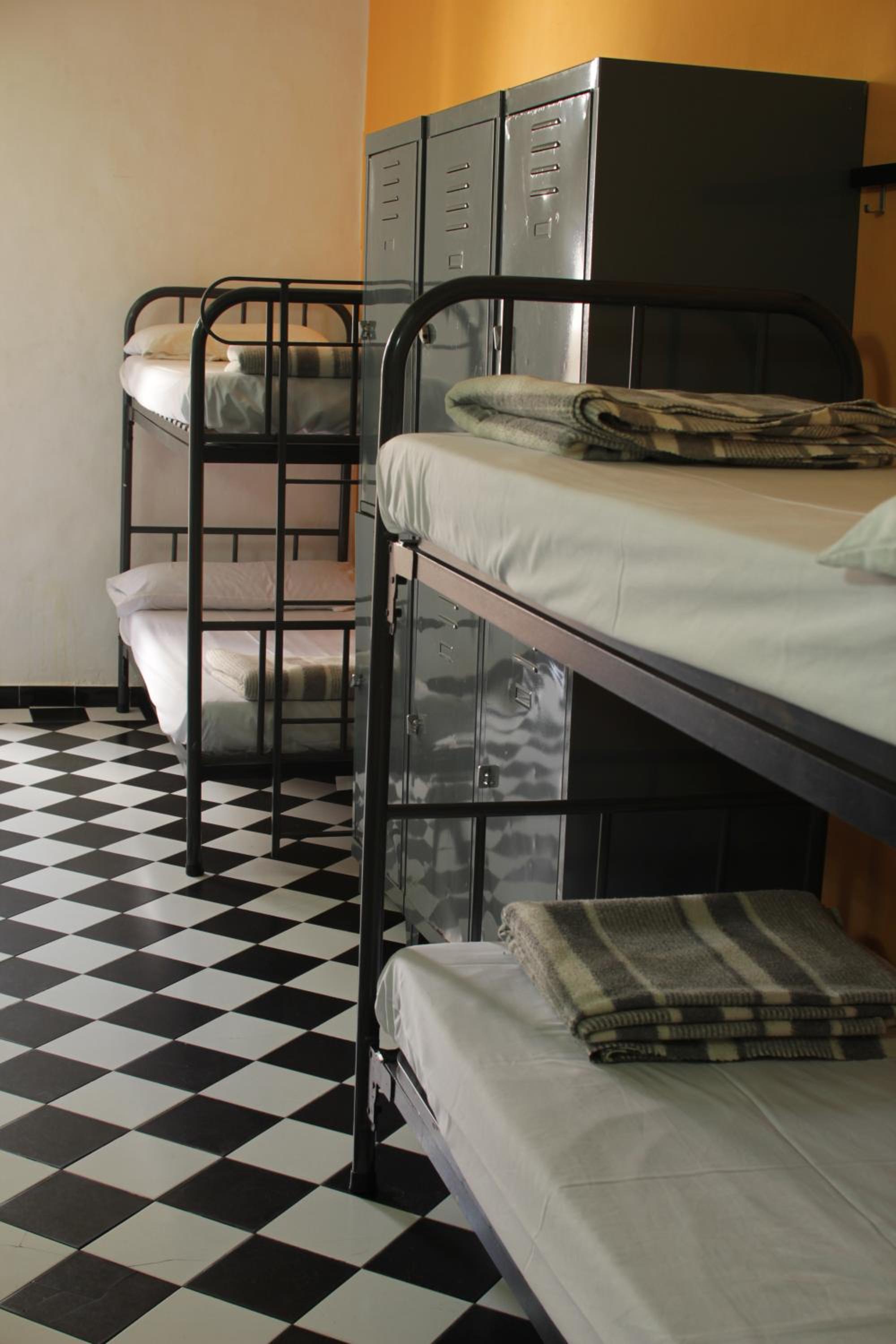 Bed in 6-Bed Mixed Dormitory Room with Shared Bathroom photo 3