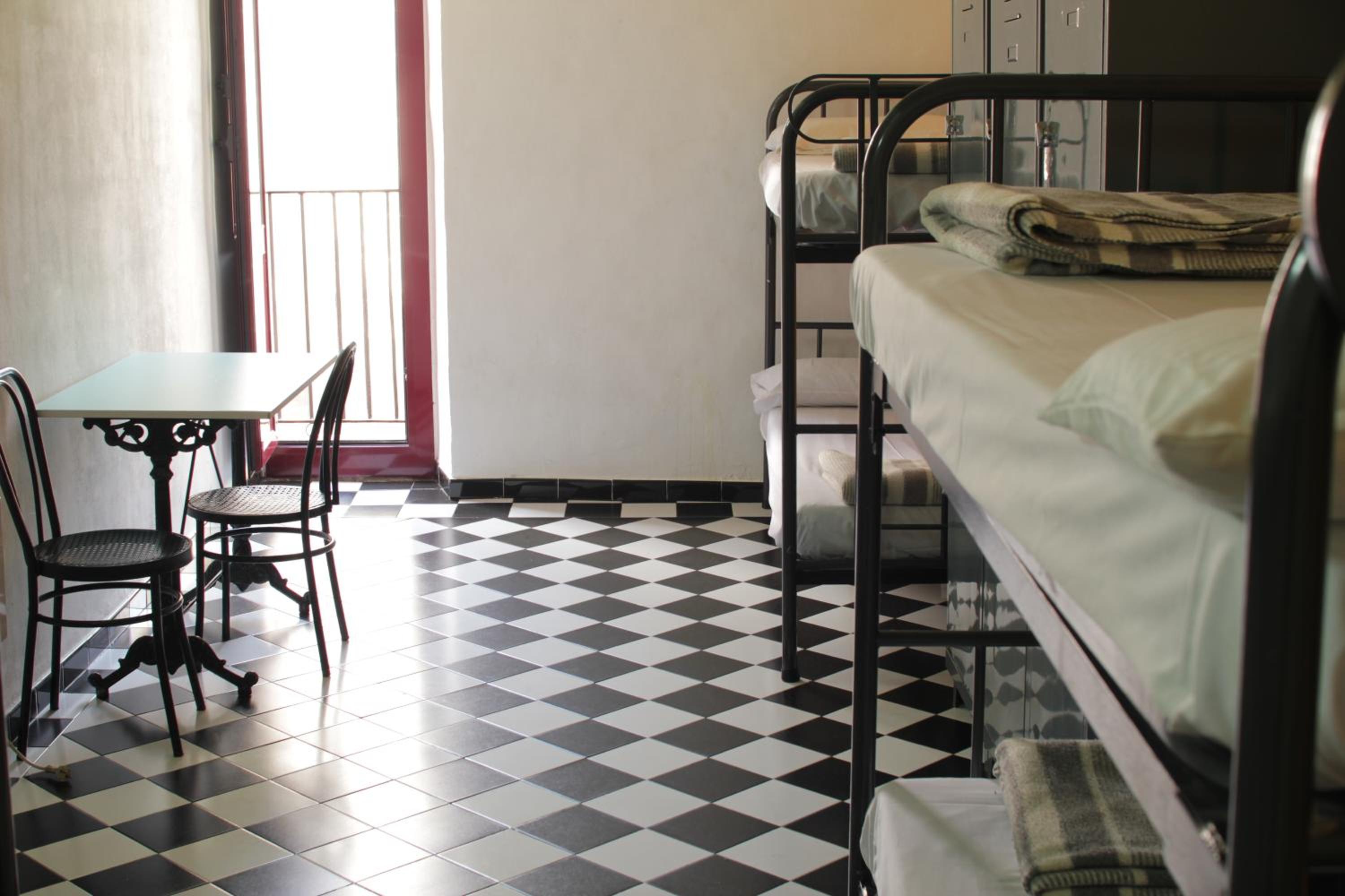 Bed in 6-Bed Mixed Dormitory Room with Shared Bathroom photo 2