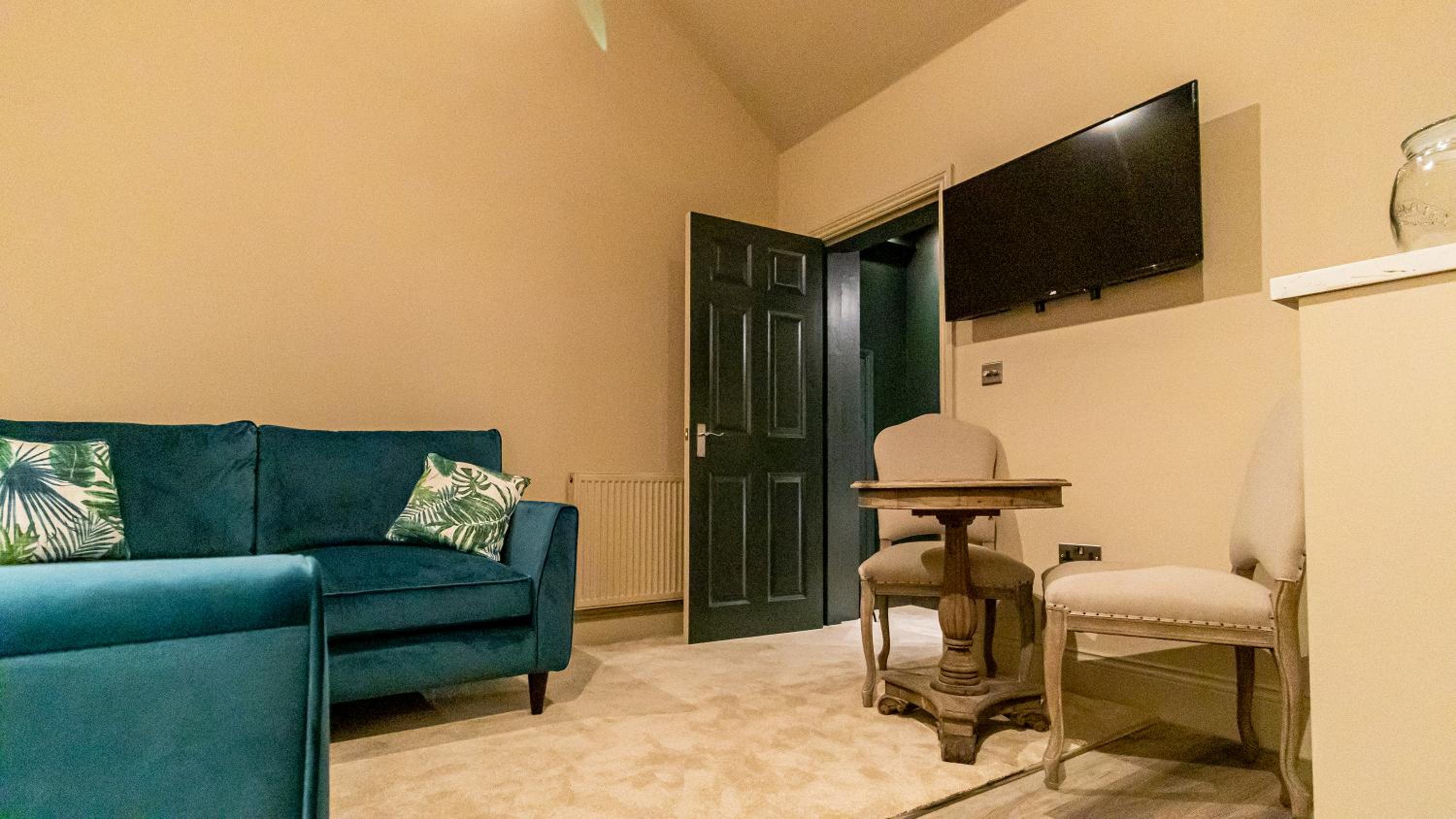 Flamingo - (One Bedroom Apartment) - Photo 3