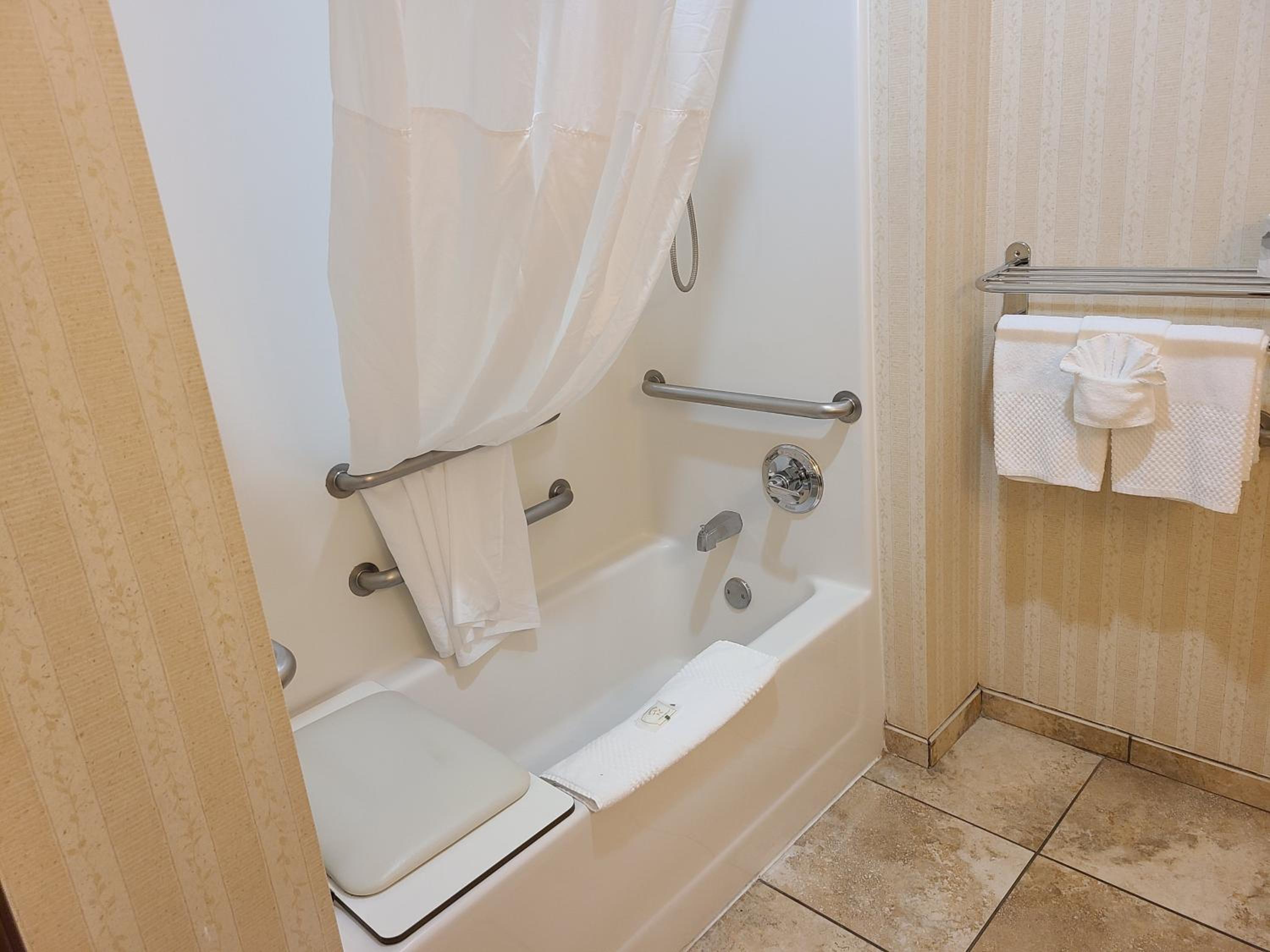 King Room - Accessible/Non Smoking - Photo 6
