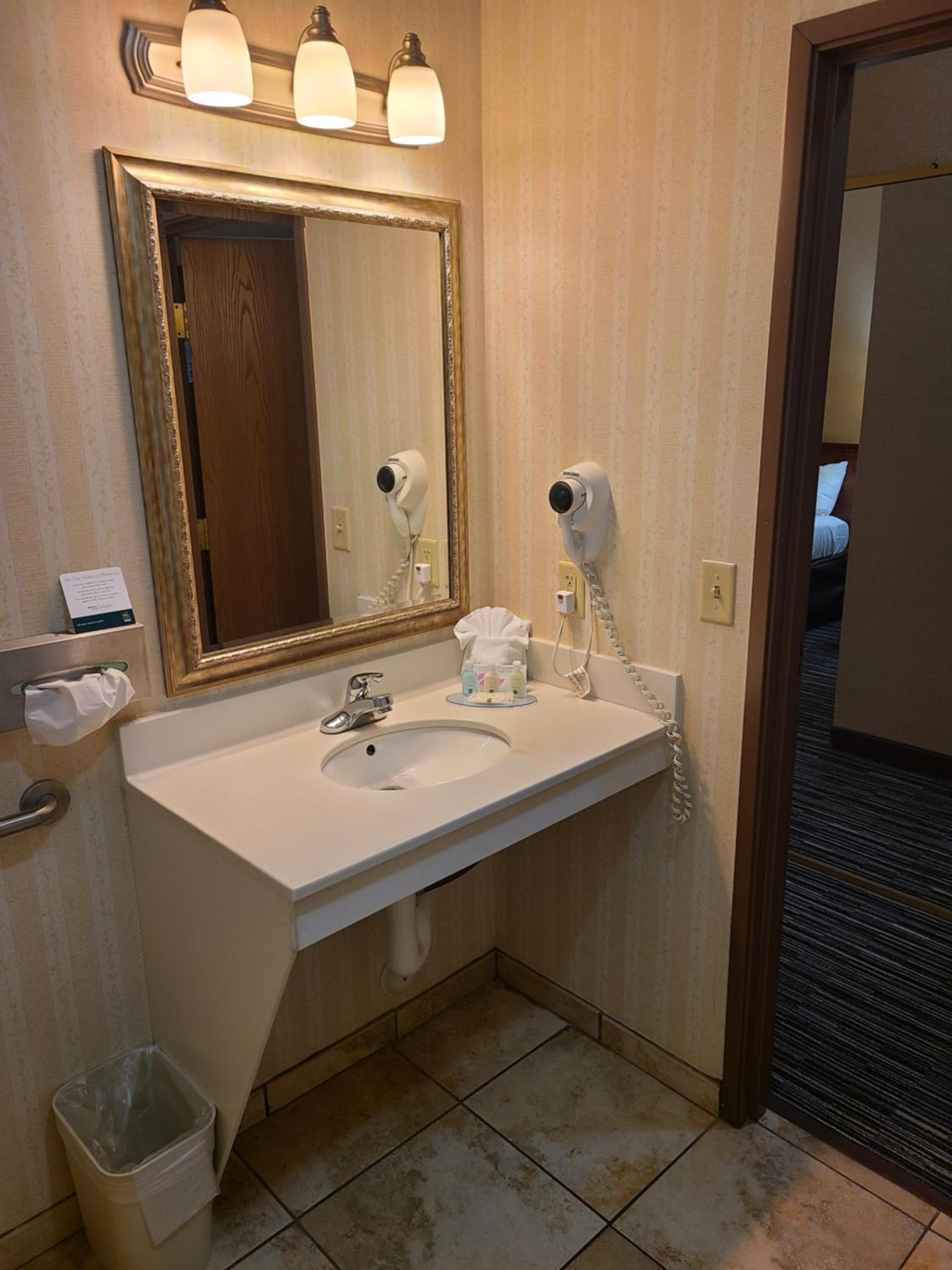 King Room - Accessible/Non Smoking - Photo 4