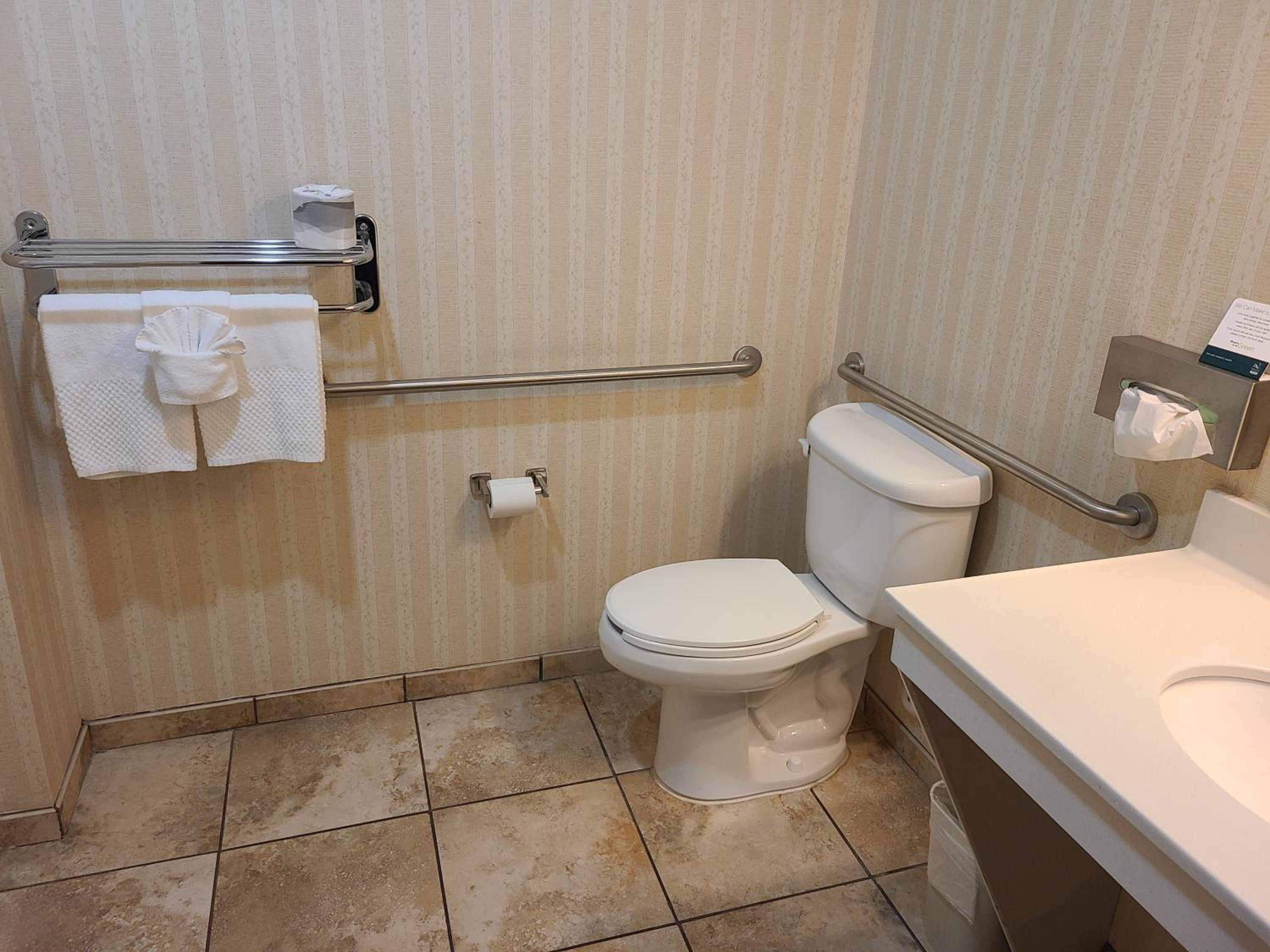Queen Room with Two Queen Beds - Accessible/Non Smoking - Photo 4