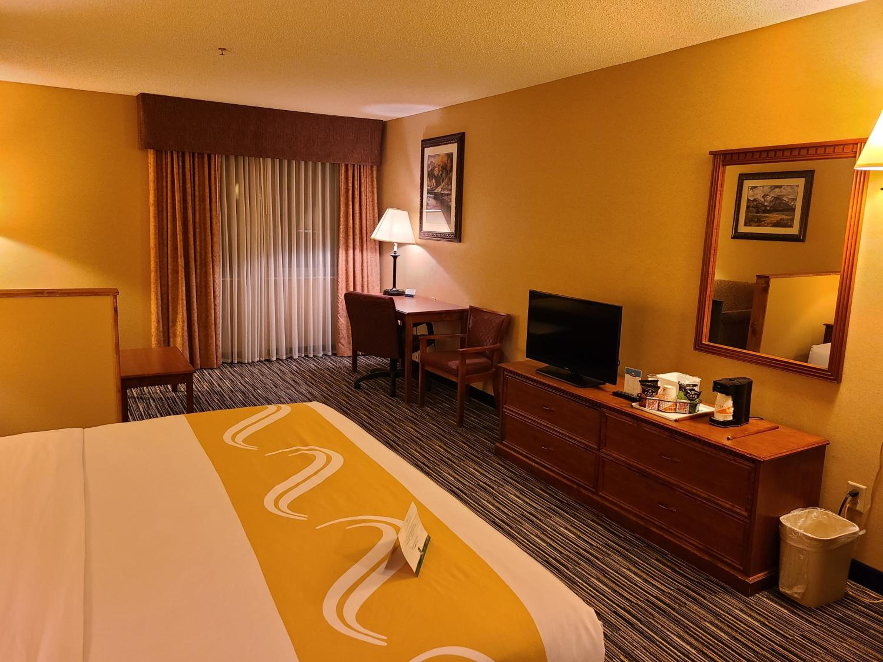 King Suite - Non Smoking - Photo 9