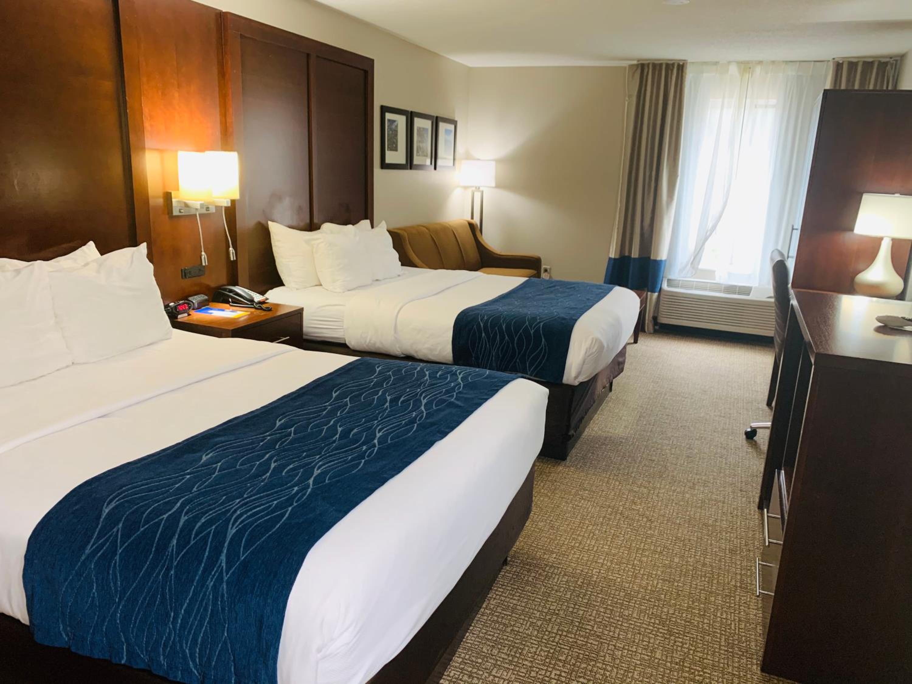 Queen Suite with Two Queen Beds - Non-Smoking photo 3