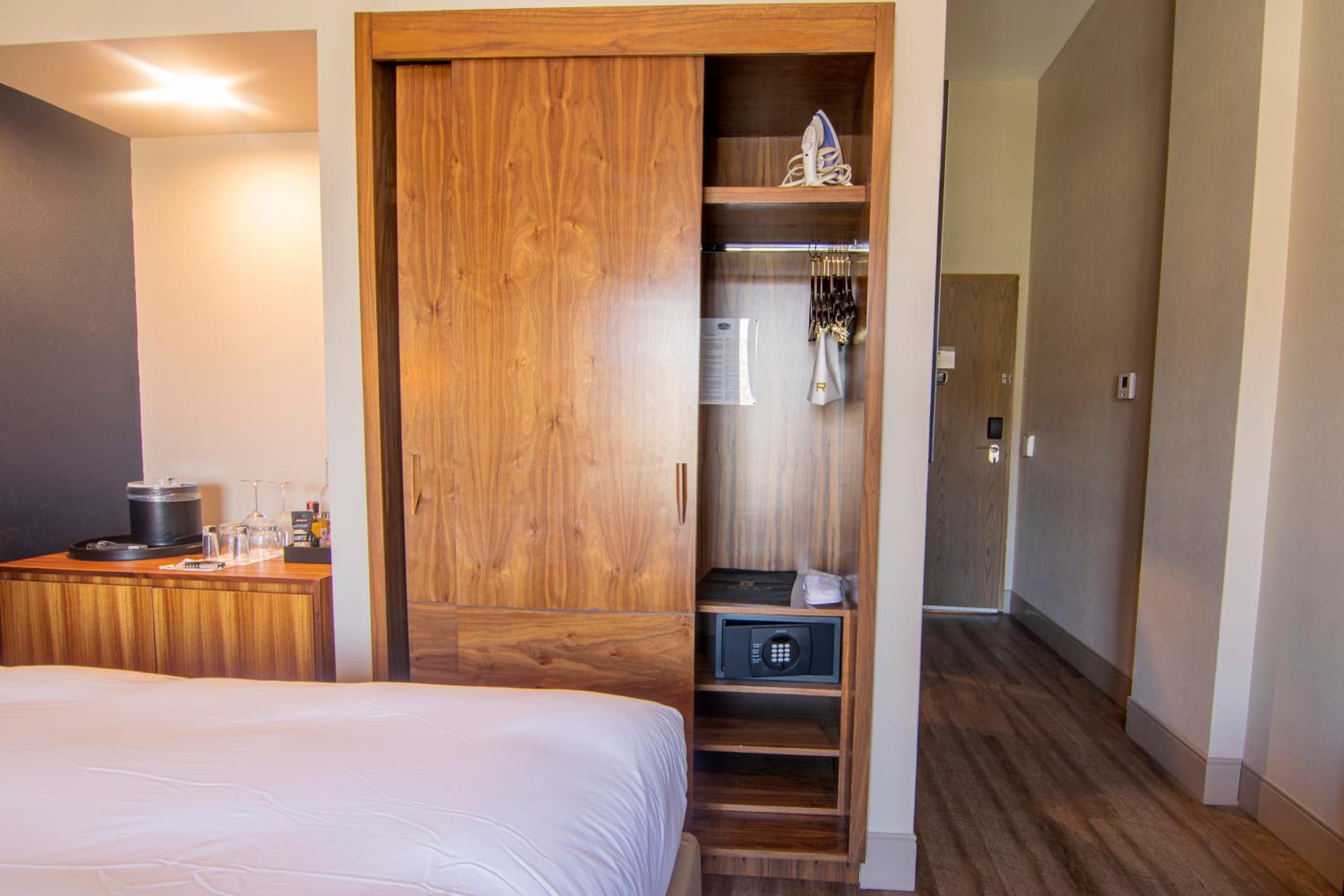 Premium Two Double Beds with Mountain View photo 3