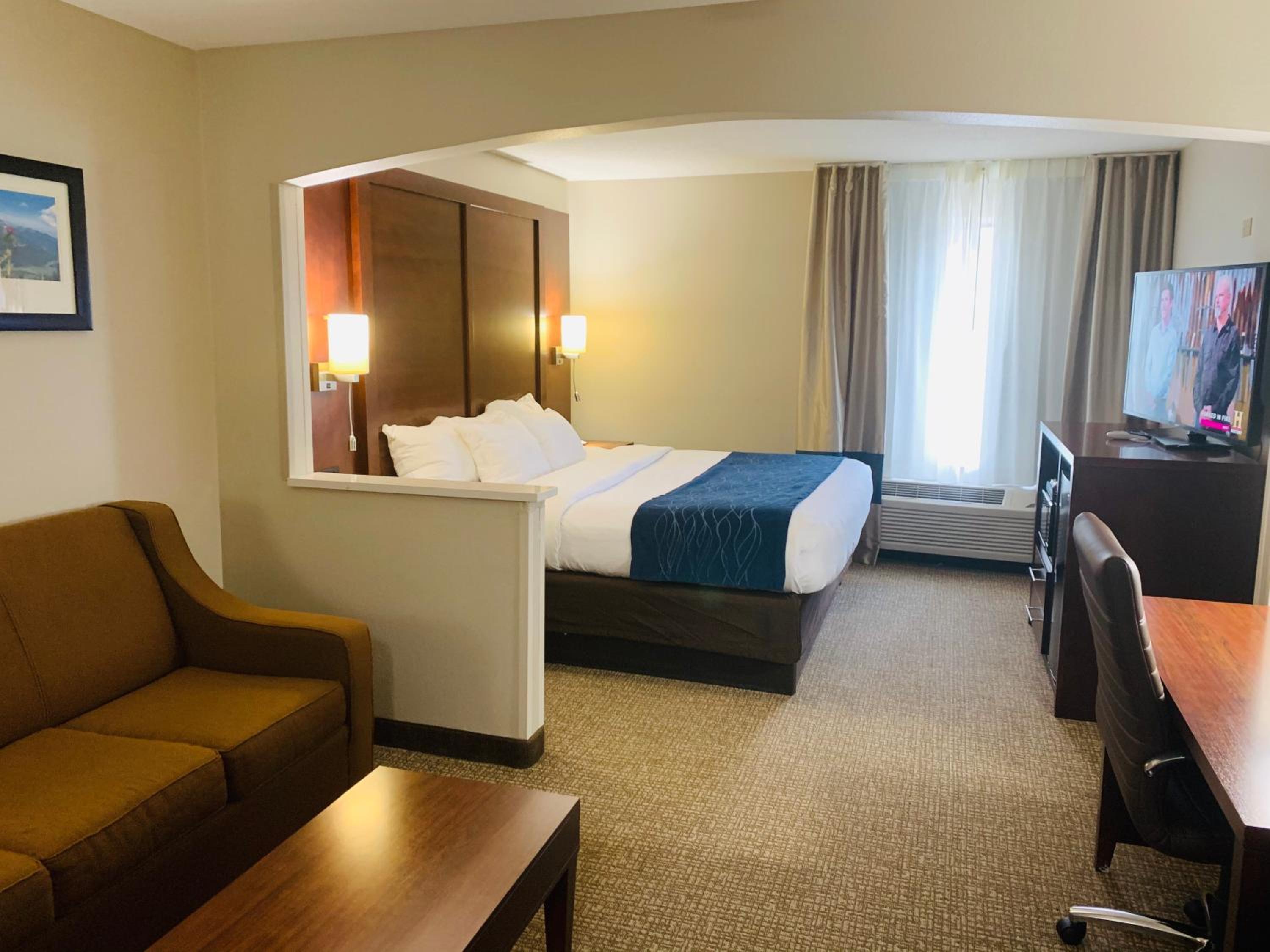 King Suite - Non-Smoking - Photo 2