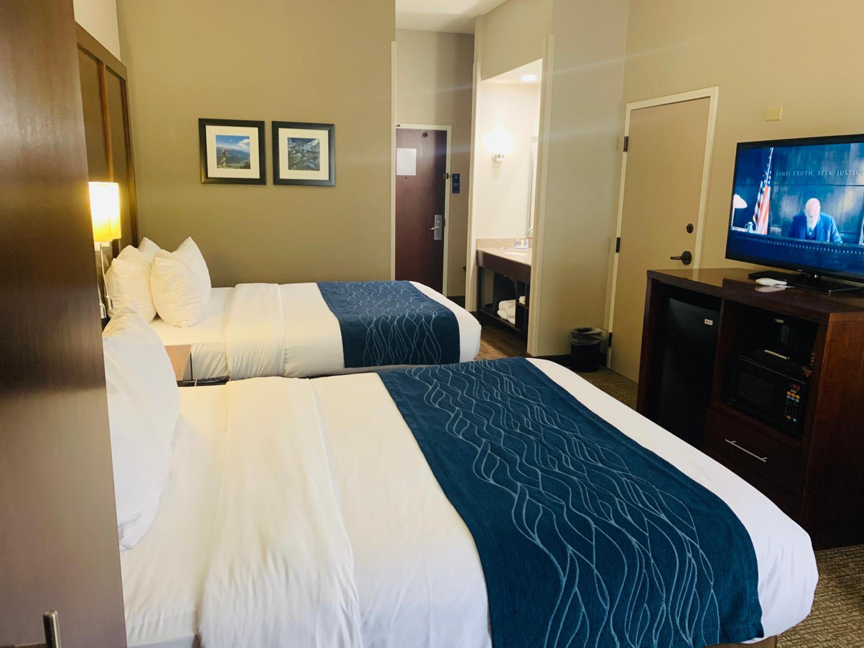 Queen Room with Two Queen Beds - Non-Smoking - Photo 5