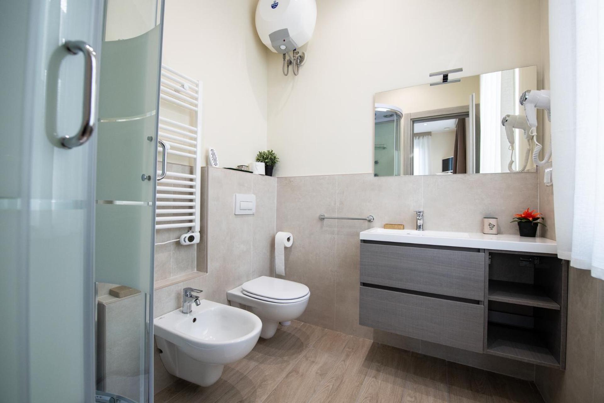 Standard Double Room - Photo 16