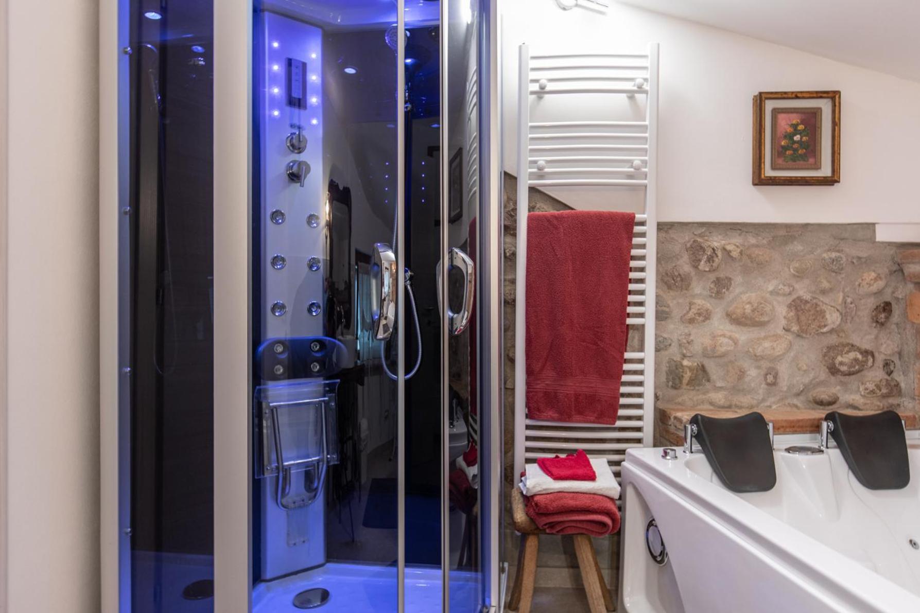 Double Room with Spa Bath photo 2