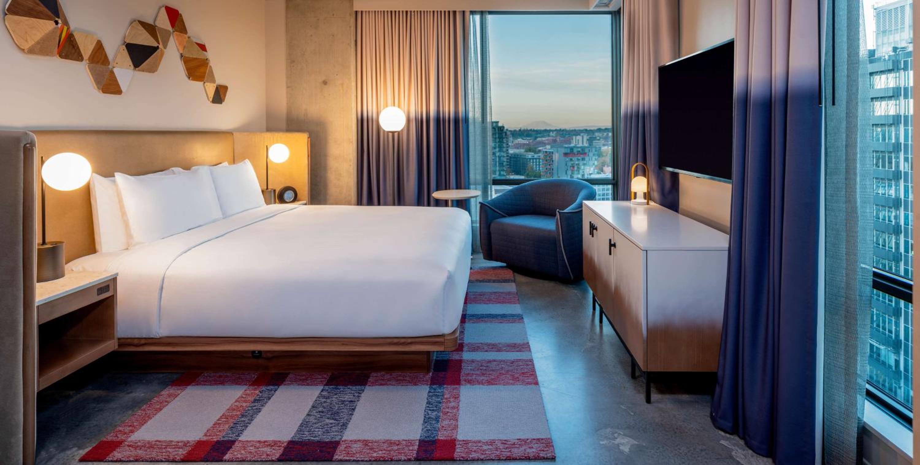 Corner King Room with City View - Photo 3