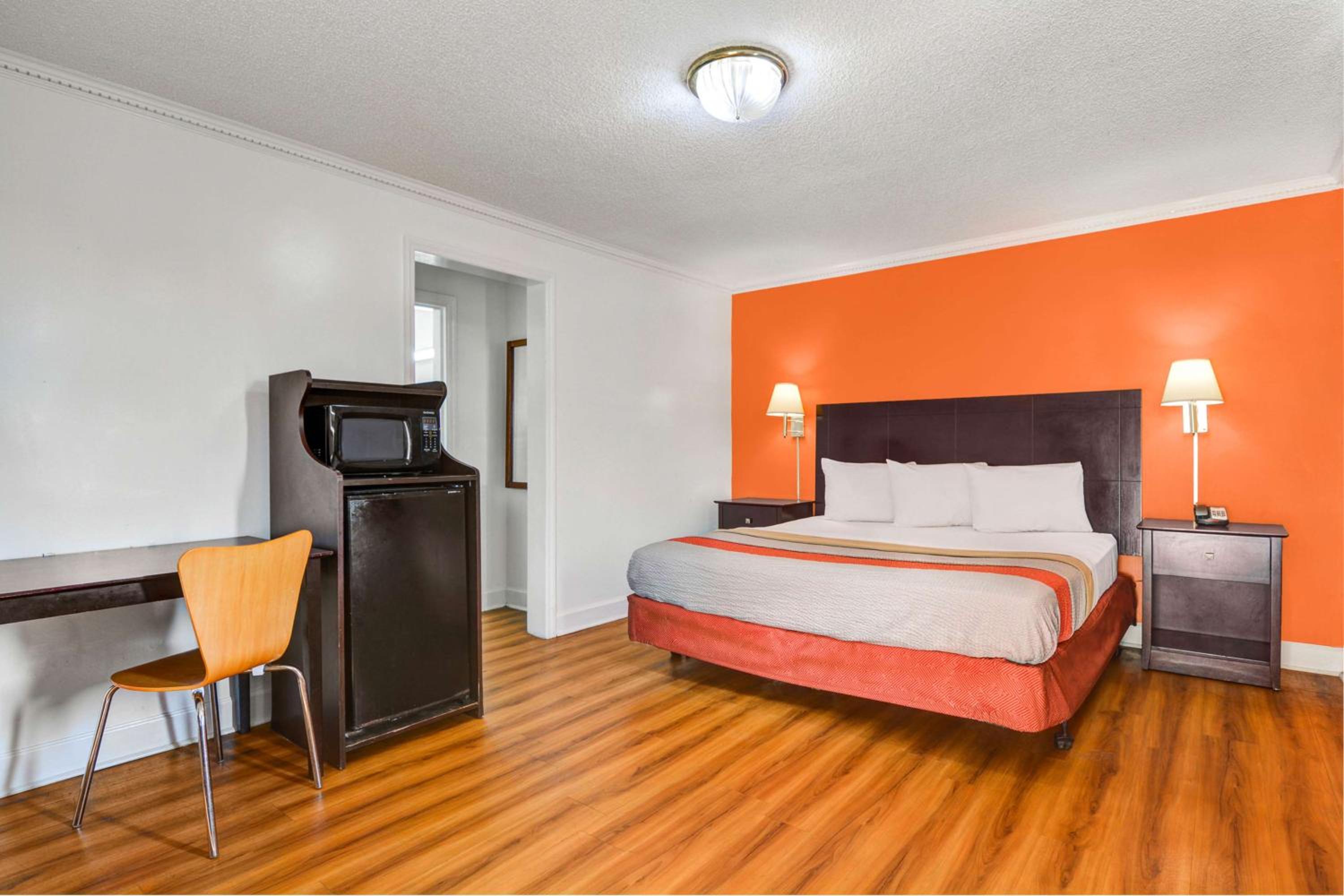 Deluxe King Room - Non-Smoking photo 3