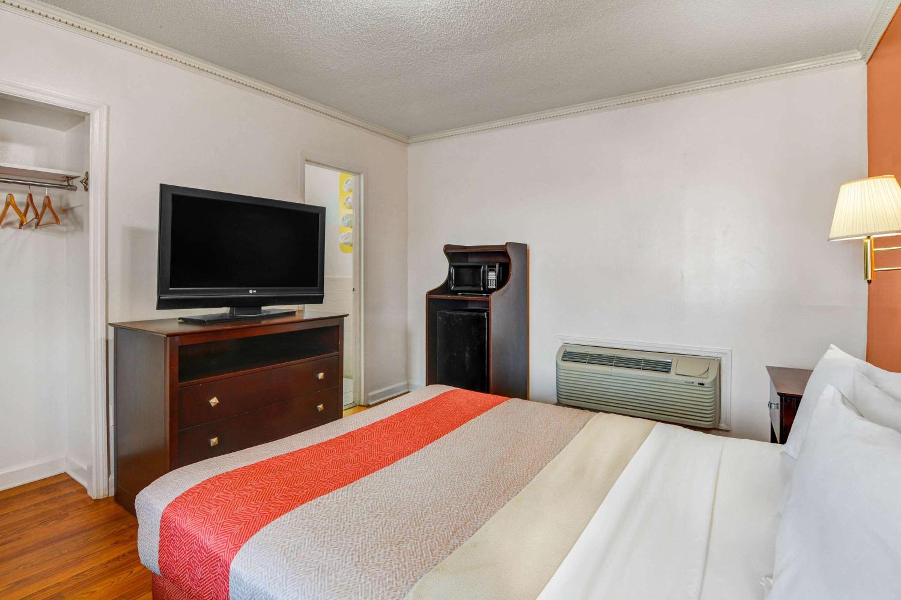 King Room - Non-Smoking - Photo 3