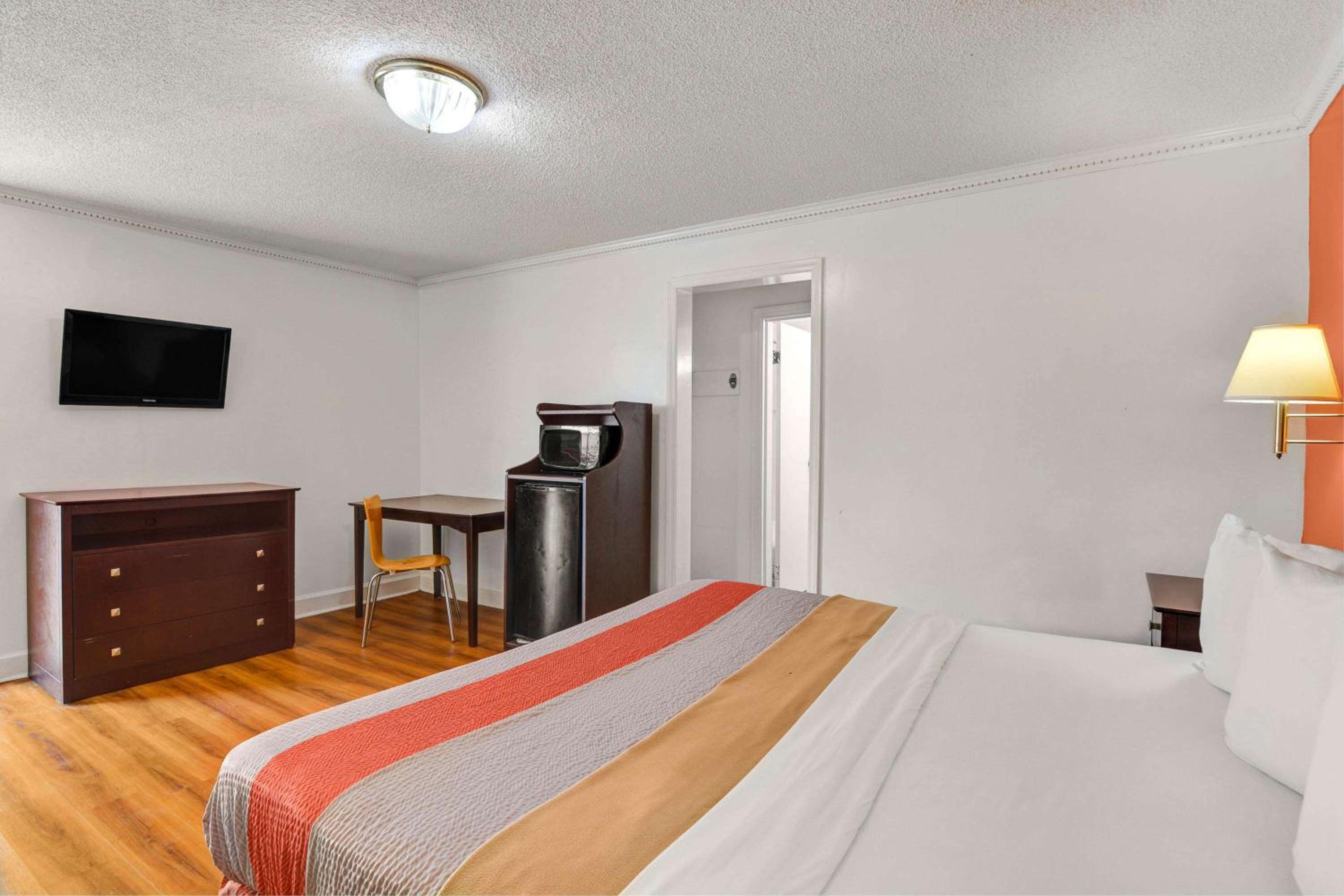 Queen Room - Non-Smoking - Photo 1