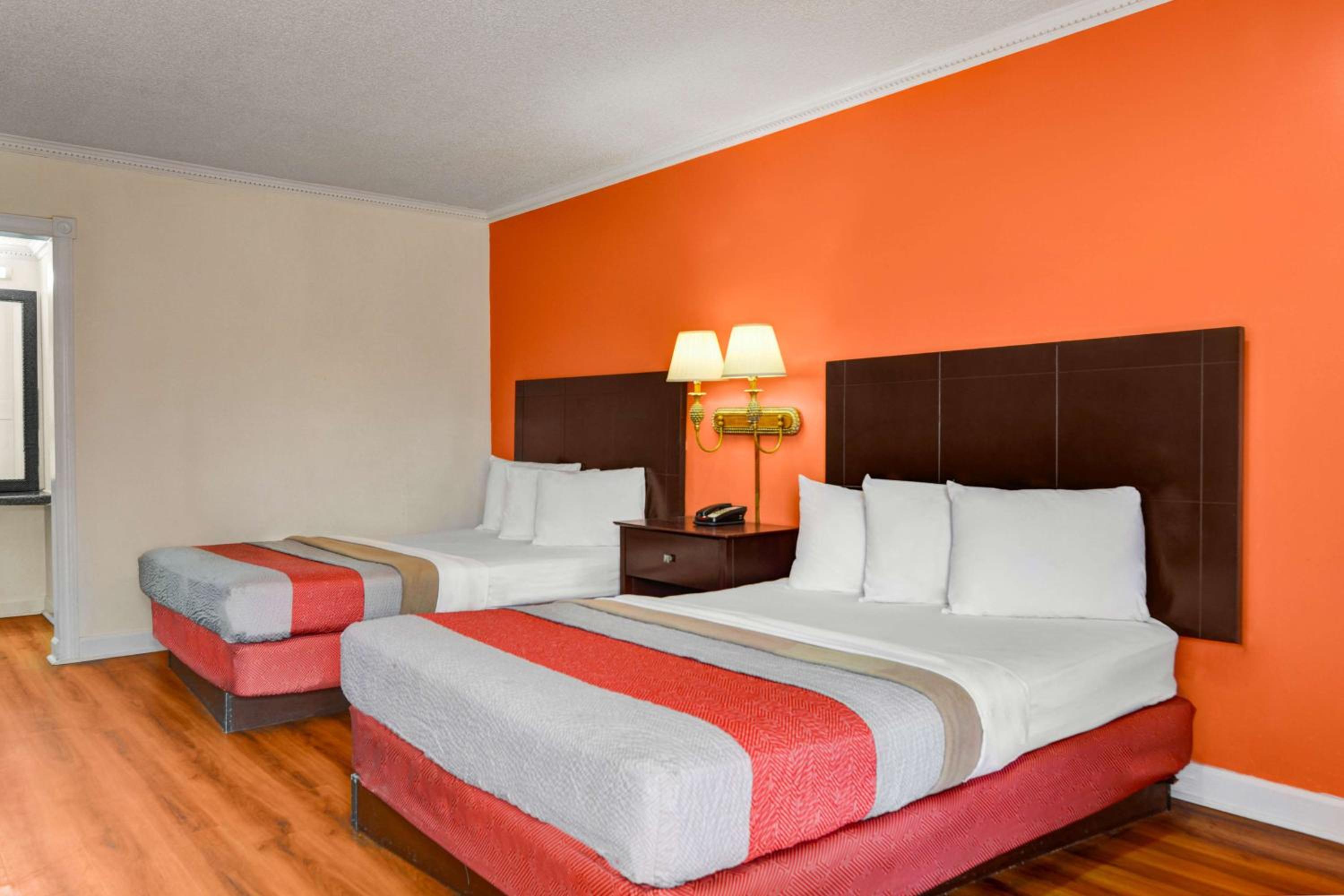 Queen Room with Two Queen Beds - Non-Smoking - Photo 1